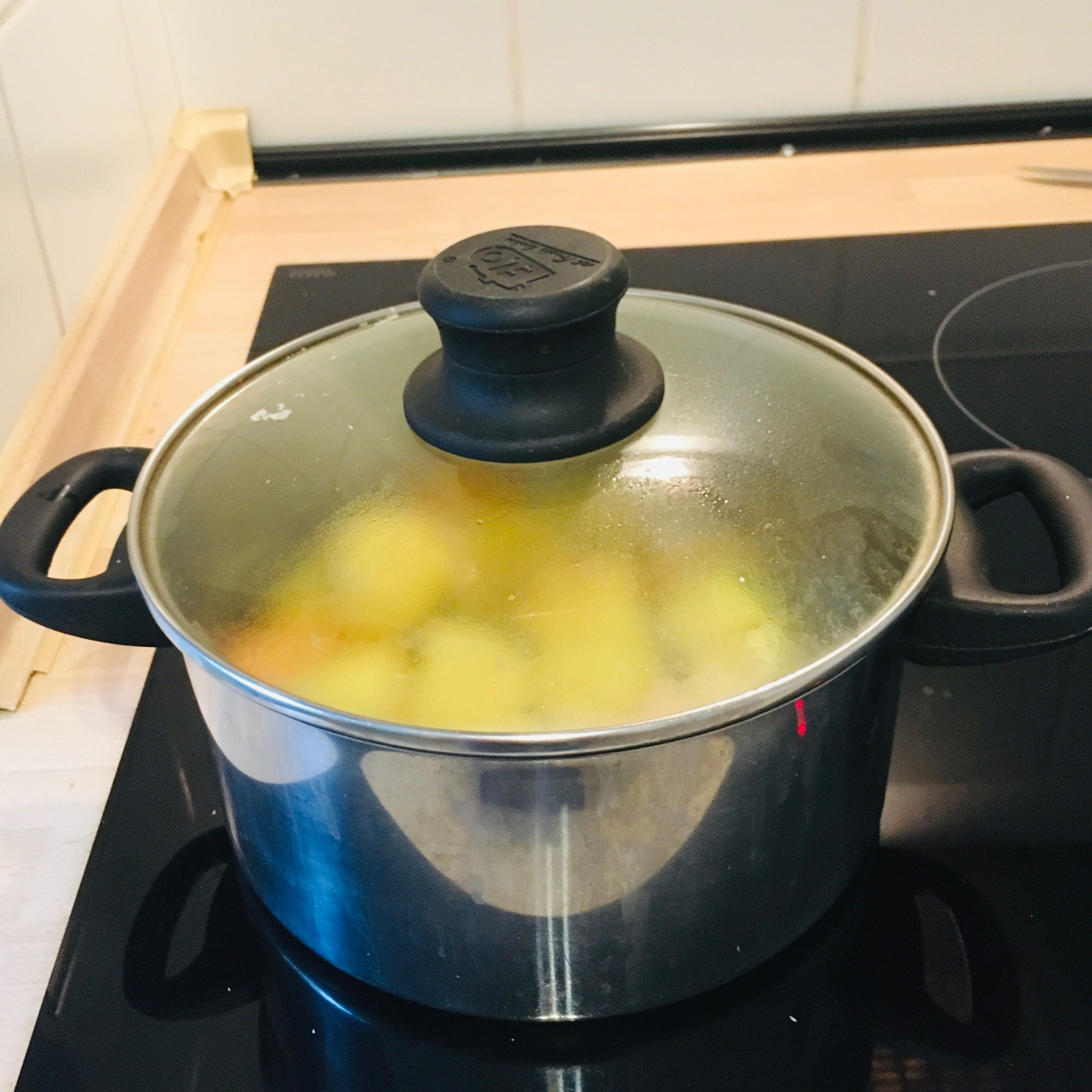 Kartoffeln im Salzwasser für etwa 20min kochen.