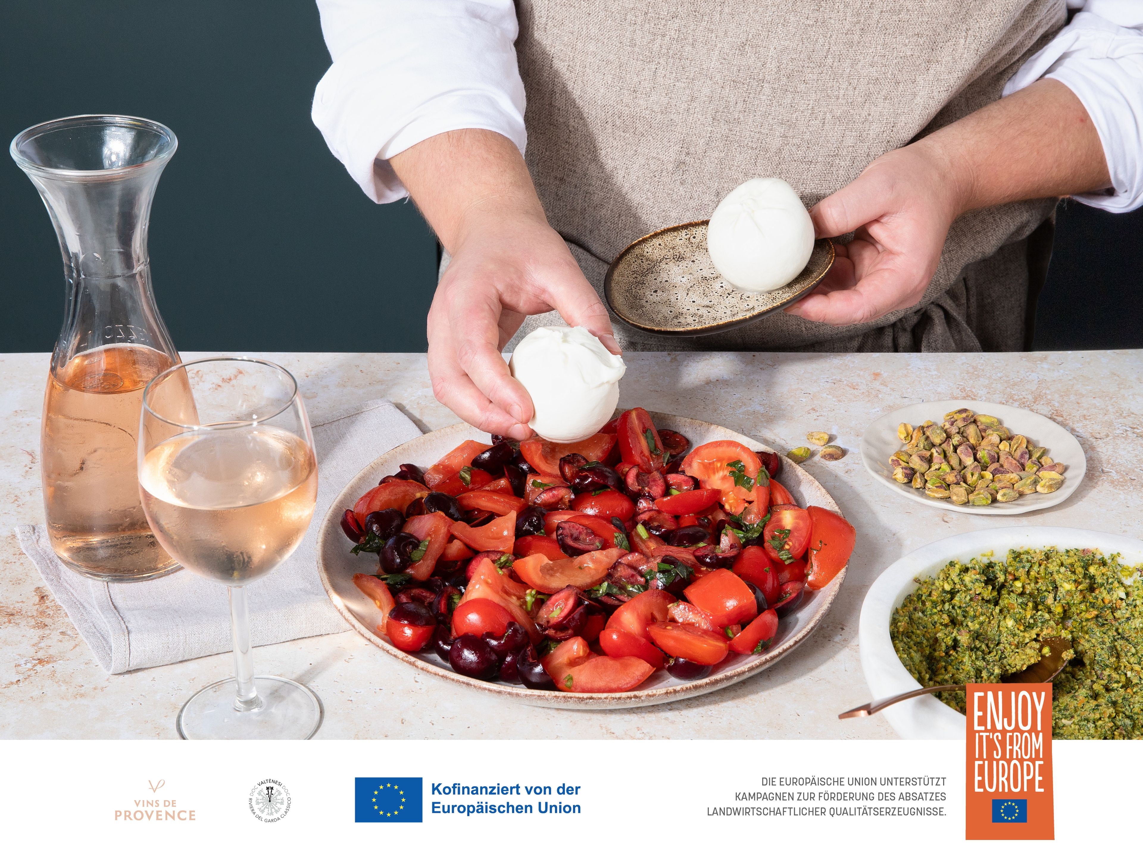 Kirschen entsteinen und halbieren. Basilikumblätter grob zupfen. Zu den Tomaten geben, das Dressing untermischen und kurz ziehen lassen. Zum Servieren auf eine große Servierplatte geben, den Burrata darauf anrichten und mit Pistazien-Pesto beträufeln. Zusammen mit einem gut gekühlten PDO Rosé Wine aus Europa servieren.