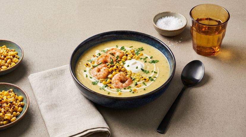 Sommerliche Maissuppe mit Zucchini und gebratenen Garnelen