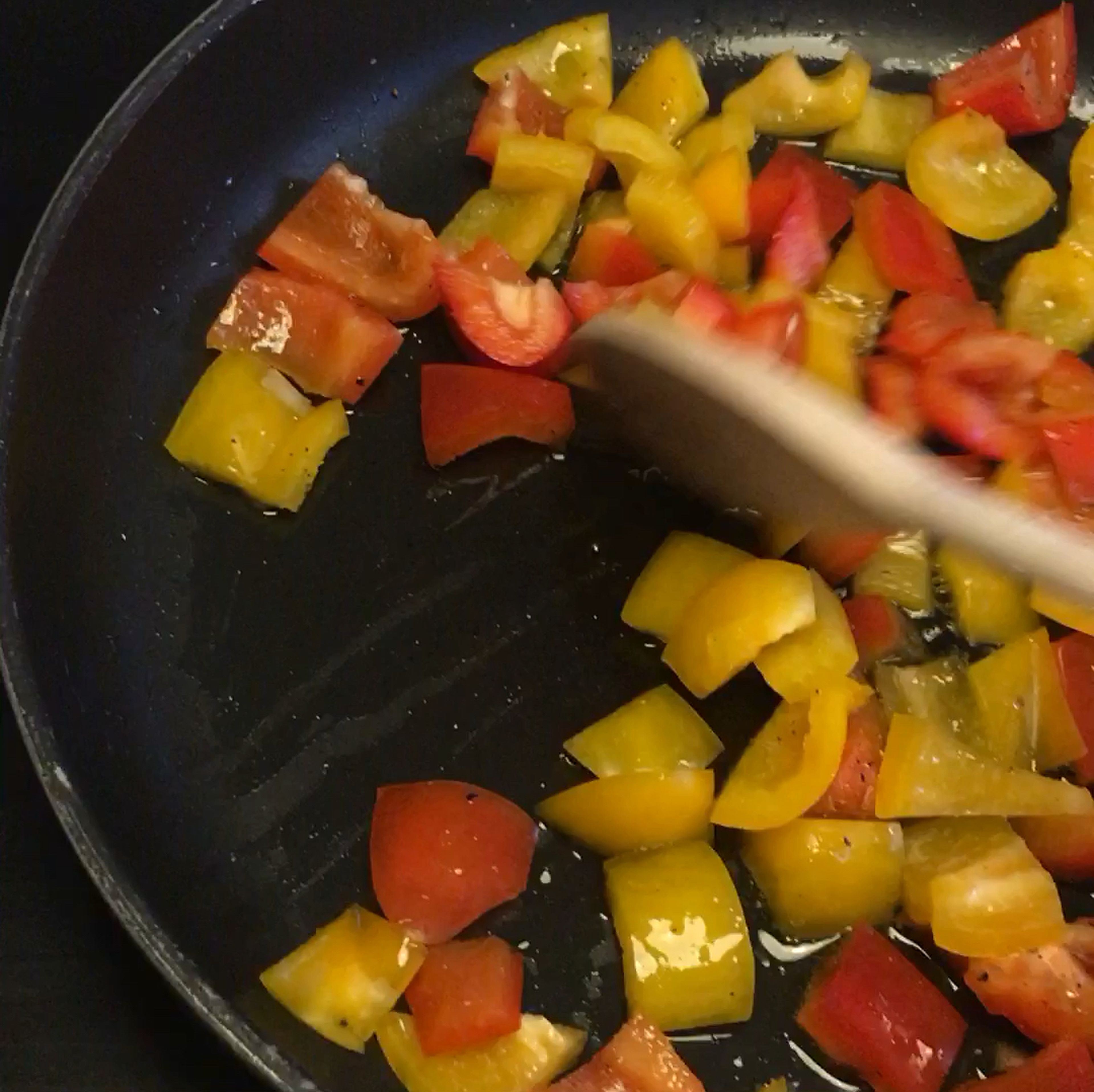 Die Paprika mit Olivenöl in einer Pfanne 15 min lang dünsten, nur dann können sie ihr ganzes Aroma entfalten.