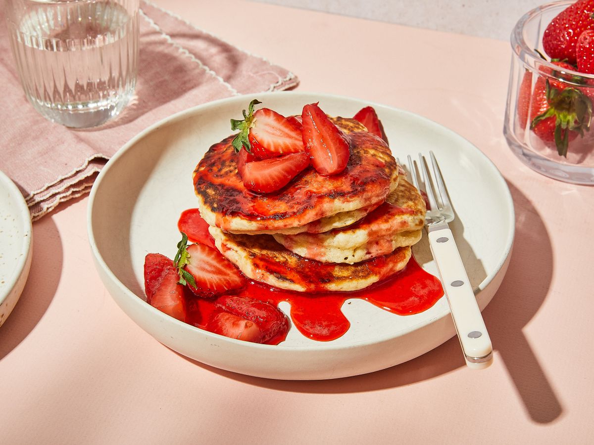 Oat pancakes with fresh strawberry sauce | Recipe | Kitchen Stories