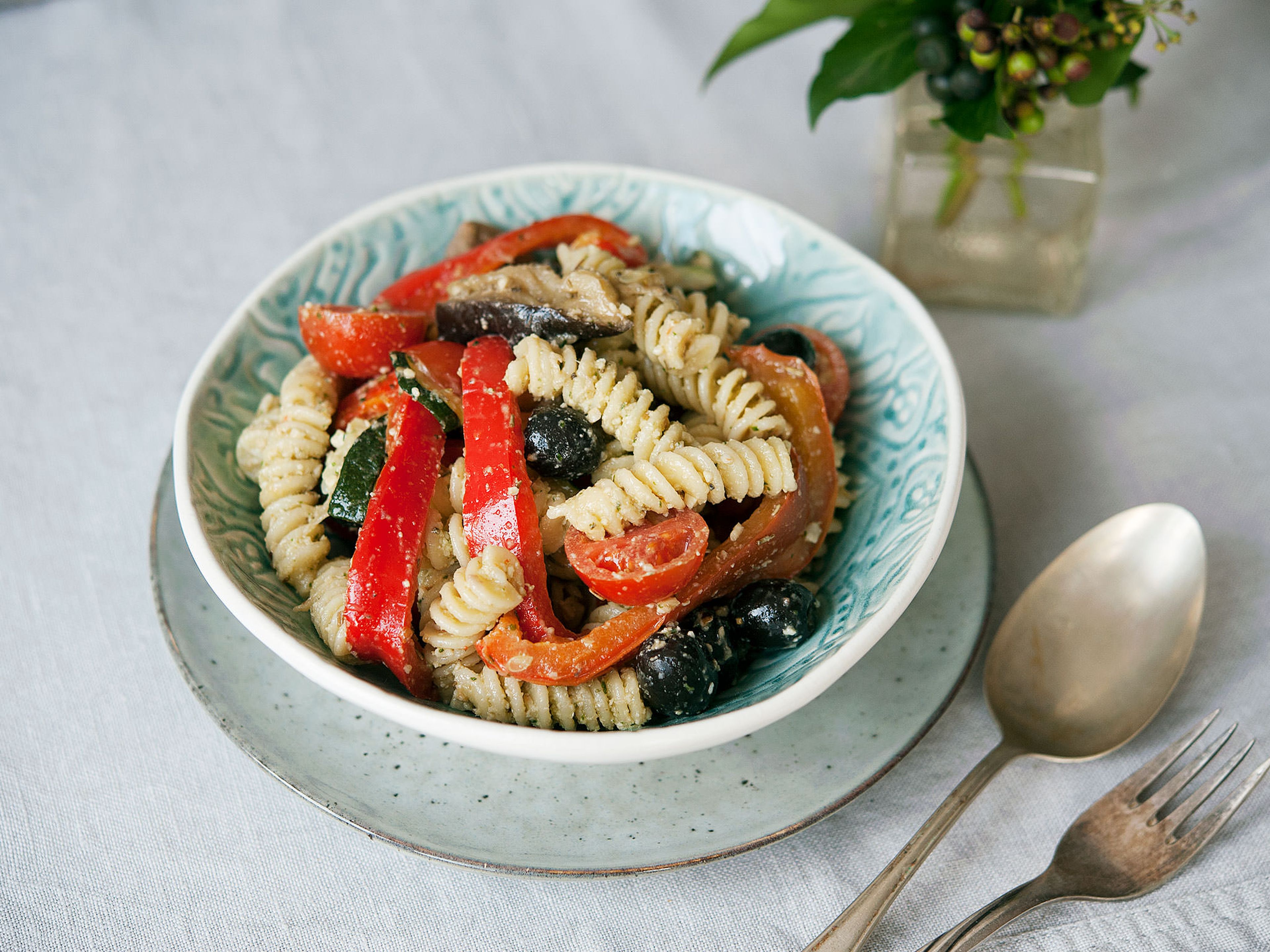 Nudelsalat mit Pesto und Ofengemüse