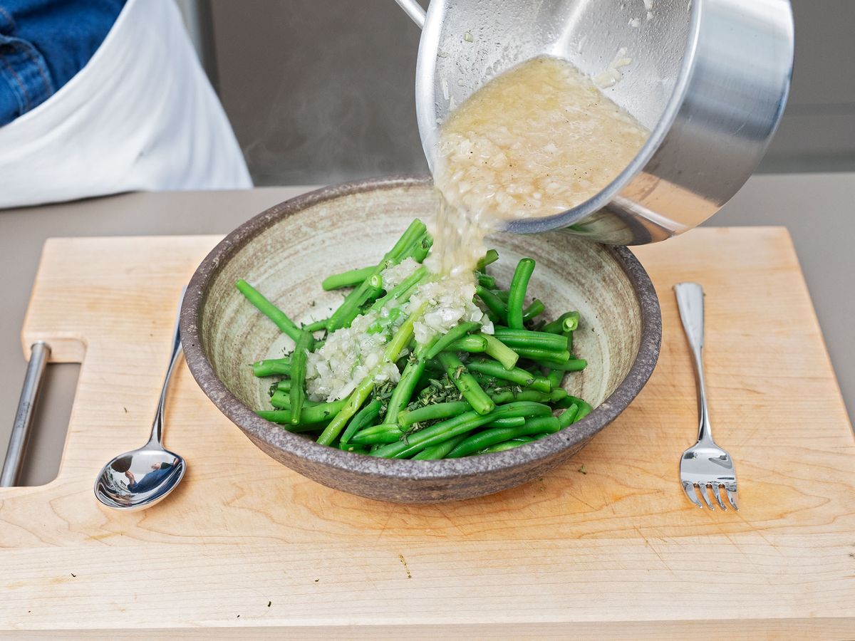 Marinierte grüne Bohnen mit Bohnenkraut und Zwiebeln | Rezept | Kitchen ...