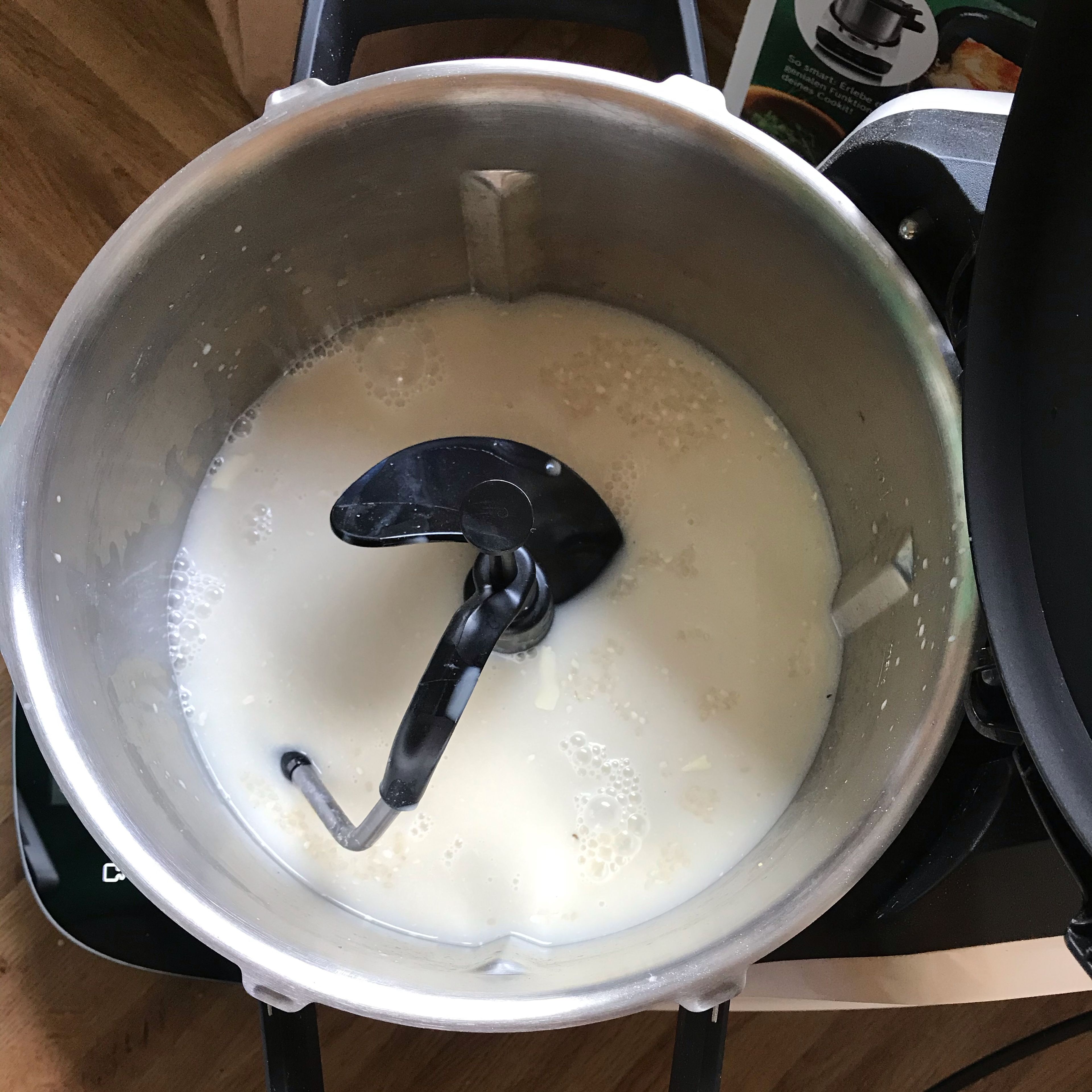 Cookit 3D-Rührer in den Cookit einsetzen. Reis und Milch einwiegen und eine Prise Salz dazugeben. Das Automatik-Programm für Milchreis starten.