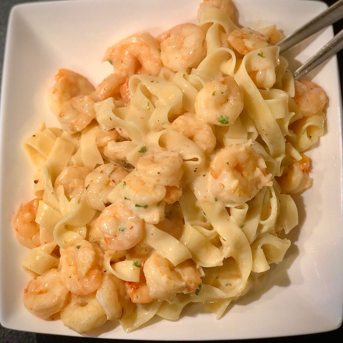 Tagliatelle mit Garnelen in Weißwein-Sahne Soße | Rezept | Kitchen Stories