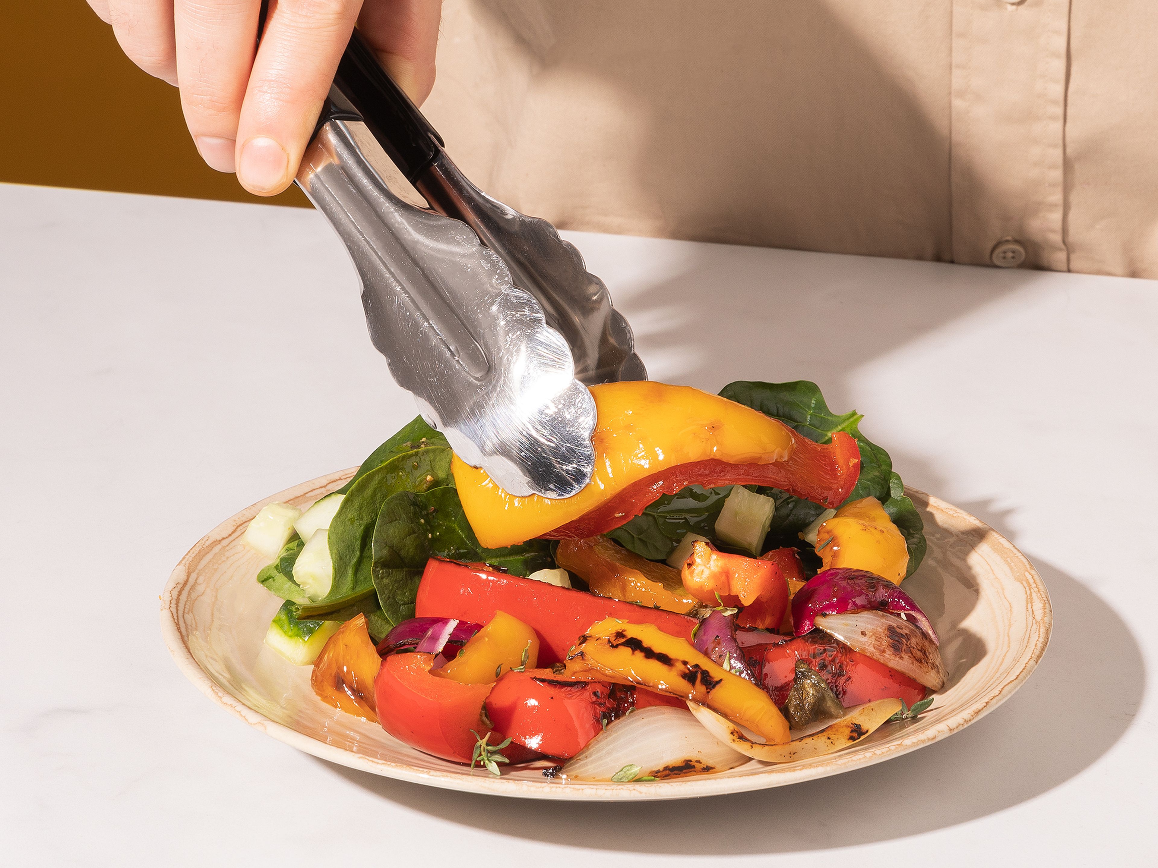 Gouda-Schnitzel mit dem Pfannengemüse anrichten und mit gehacktem Basilikum garnieren. Wahlweise mit einem grünen Salat oder Bratkartoffeln servieren. Guten Appetit!
