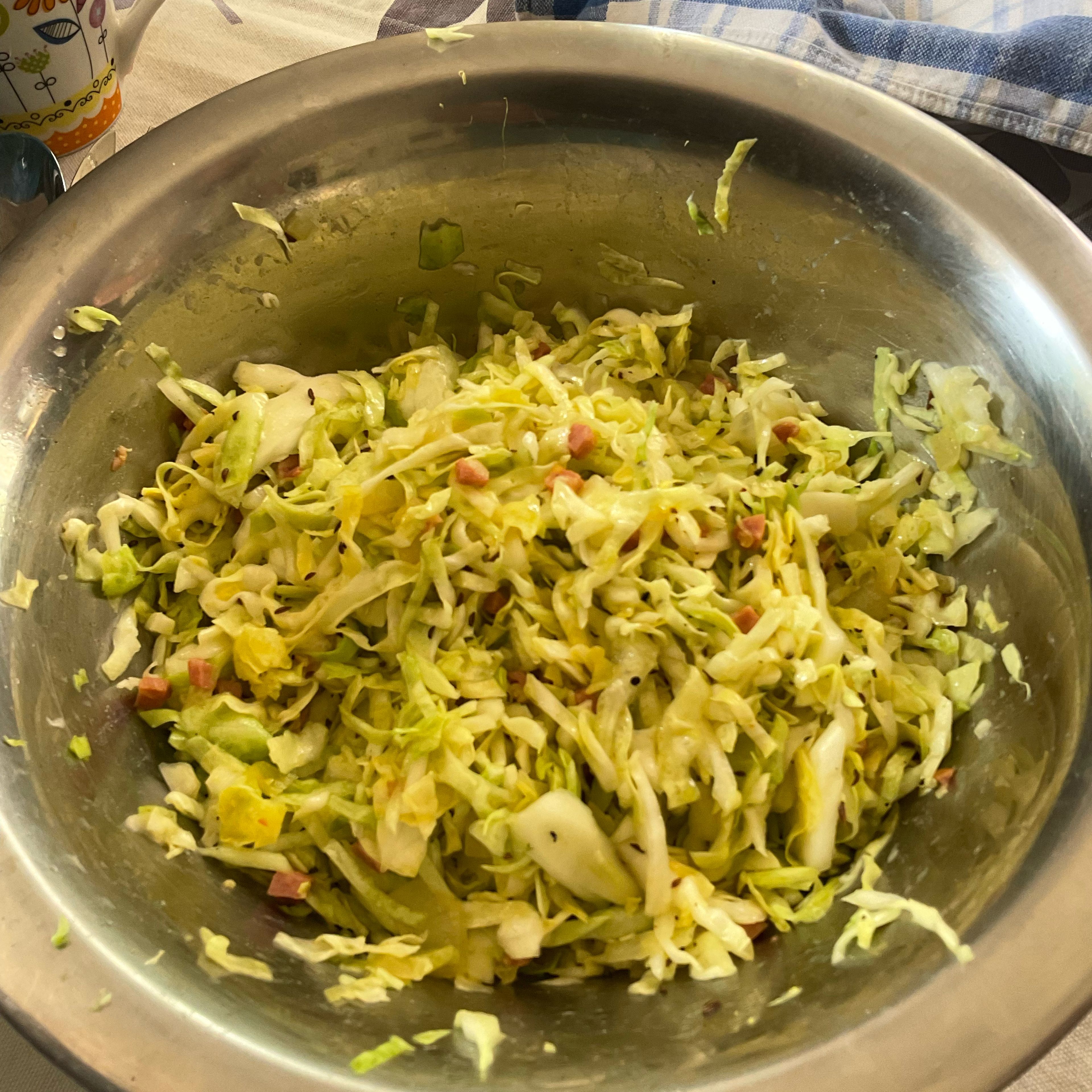 Hier der fertige leckere bayerische Krautsalat.