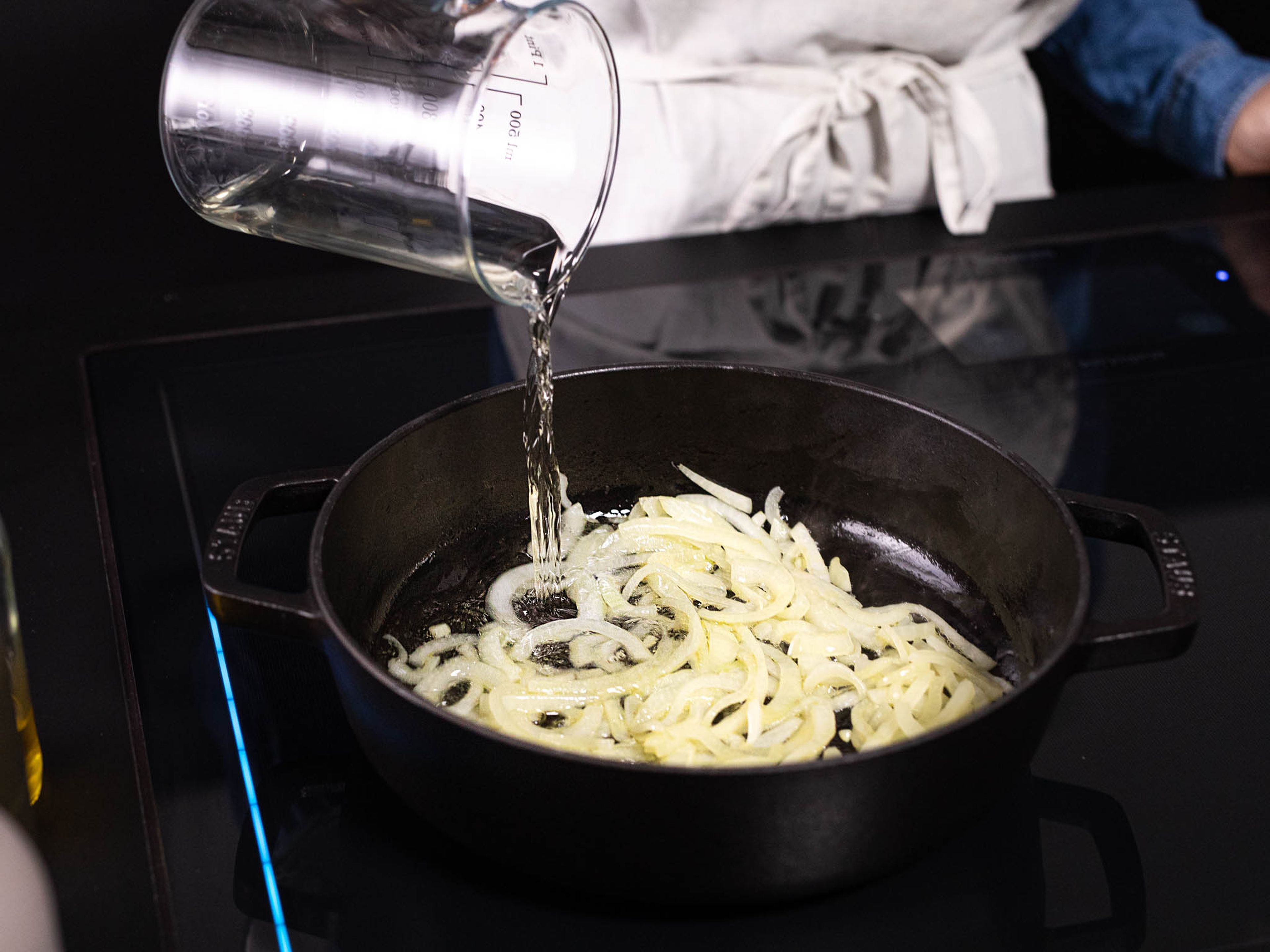 Eine Pfanne mit Deckel auf schwacher bis mittlerer Stufe erhitzen. Etwas Olivenöl und Zwiebeln hinzufügen. Die Zwiebeln für ca. 5 Min. anschwitzen, oder bis sie glasig werden. Jetzt die Temperatur auf mittlerer bis starker Stufe erhöhen und mit dem Weißwein ablöschen. Die Flüssigkeit reduzieren, bis der Wein fast verkocht ist. Die Tomaten und Oliven hinzufügen und ca. 5 Min. weiterkochen lassen. Mit Salz und Pfeffer abschmecken.