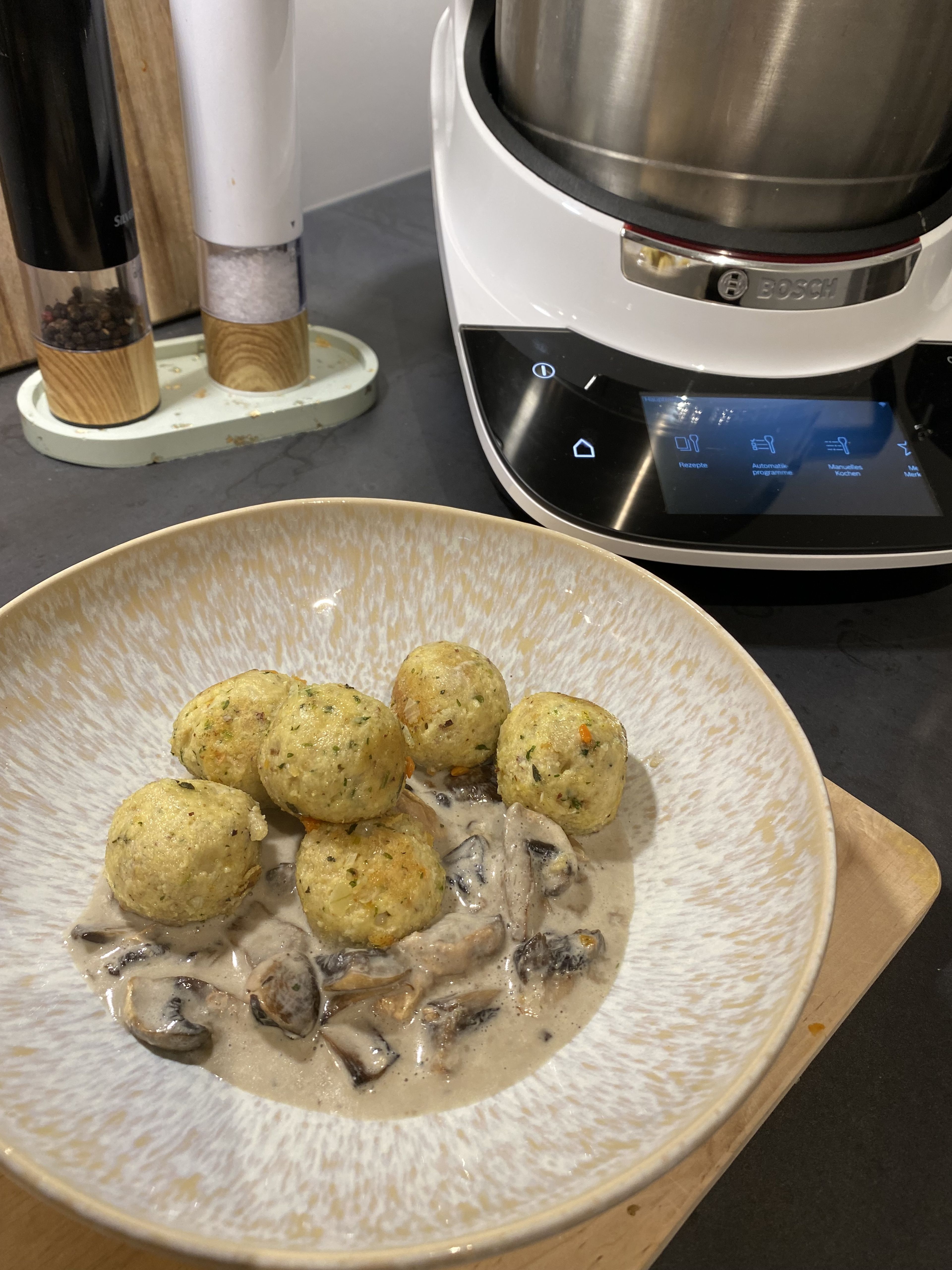 Ich serviere die Köttbullar gerne mit einer Champignon Rahmsoße.
Guten Appetit!