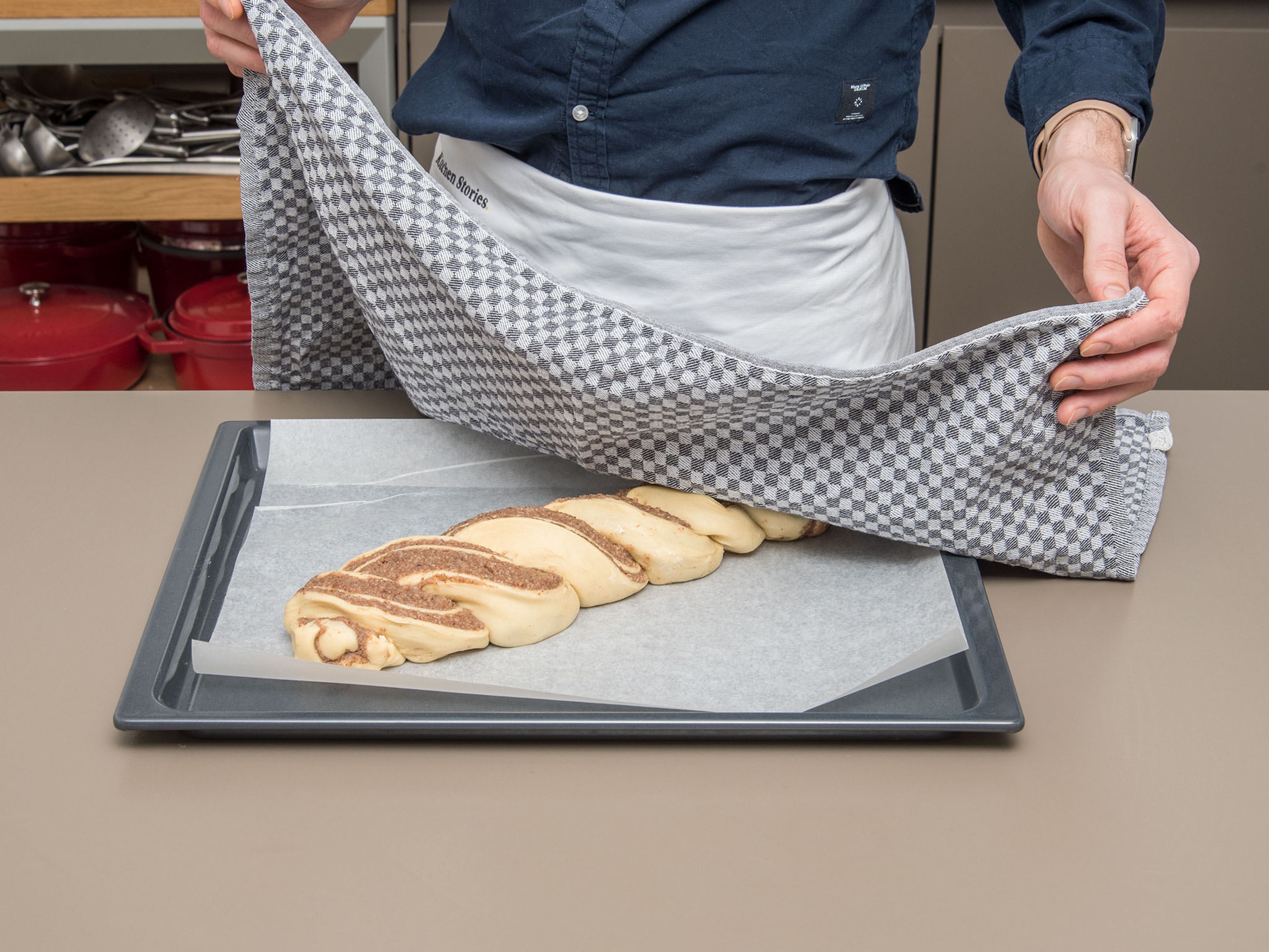 Place the braided bread onto a lined baking sheet. Cover with a kitchen towel and set aside for approx. 30 min.