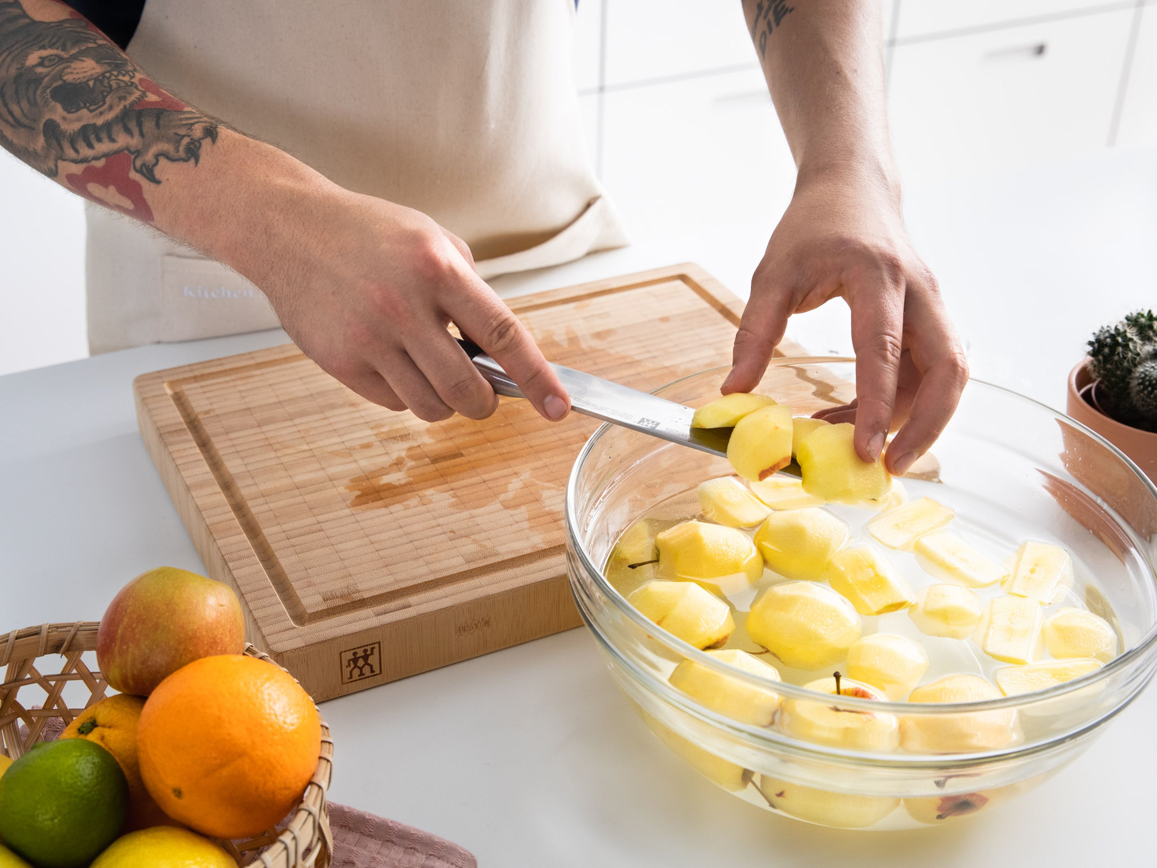 Während der Teig ruht, Äpfel waschen, schälen und in mundgerechte Würfel schneiden. Gebe die Apfelstücke in eine große Schüssel mit Wasser und füge Zitronensaft hinzu. Beiseitestellen.