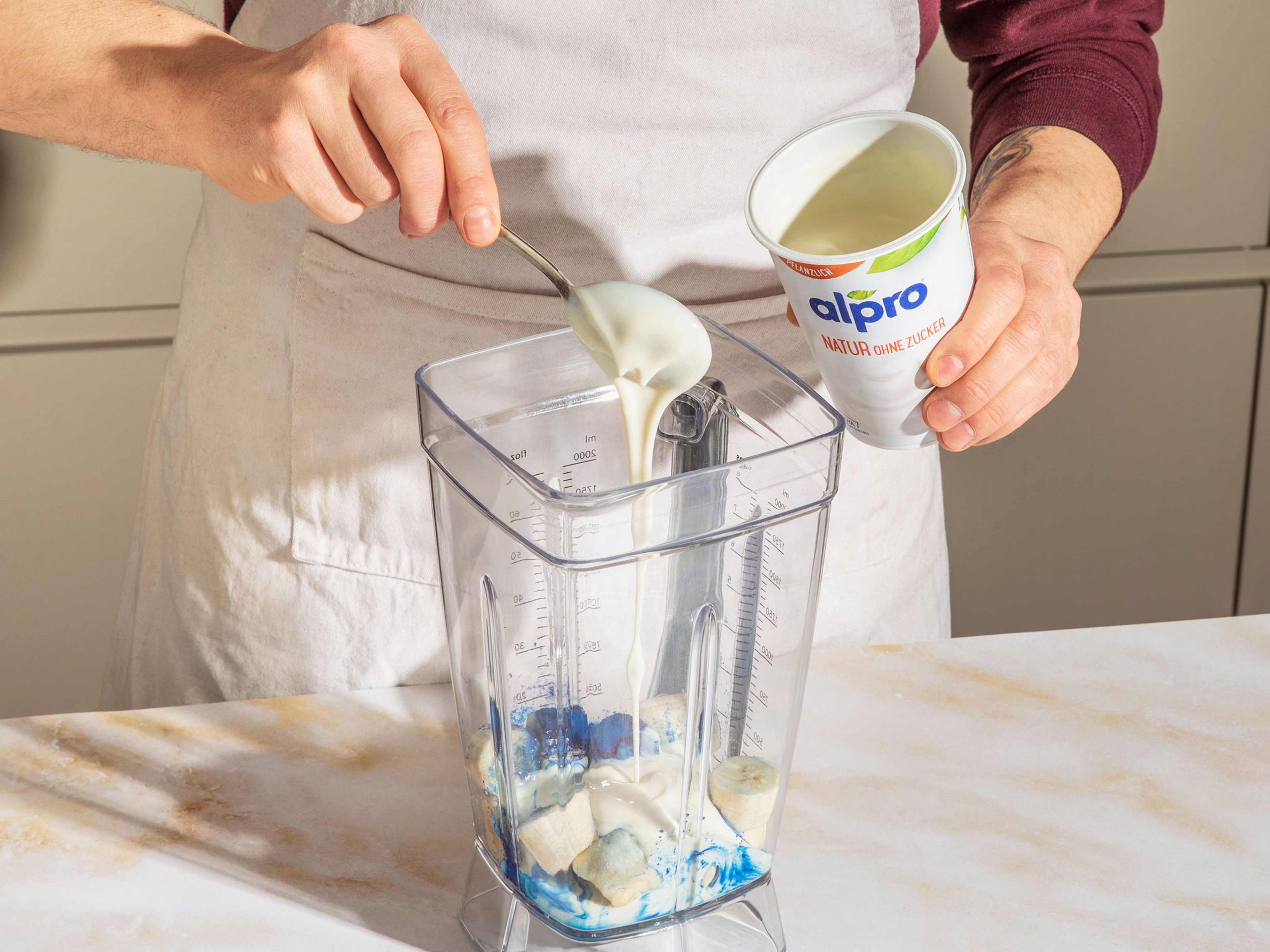 300 g Alpro Joghurtalternative Ohne Zucker in einen Mixer geben, die Bananenstücke, das Vanillemark und das Spirulina-Pulver dazugeben und alles mixen, bis eine blaue Creme entsteht. In Schalen oder tiefe Teller füllen.