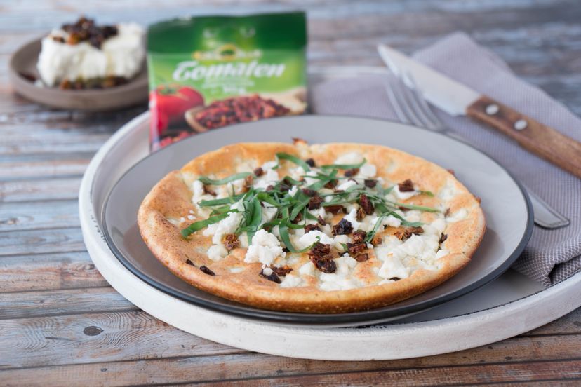 Ofenpfannkuchen mit getrockneten Tomaten und Feta