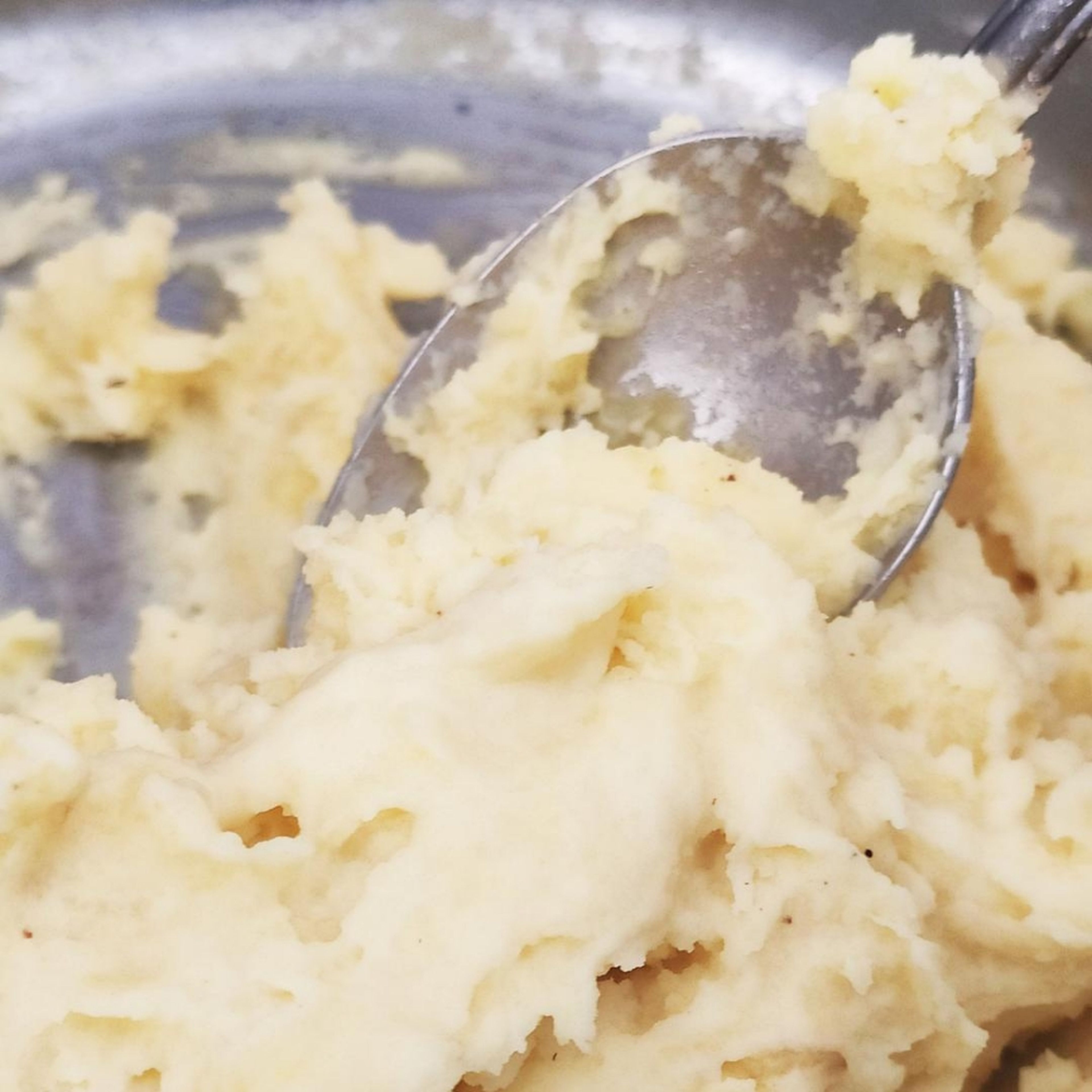 Die Kartoffeln pürieren und etwas Butter, die Sahne sowie Salz, Pfeffer und Muskatnuss dazu geben. Fertig ist das Kartoffelpüree.