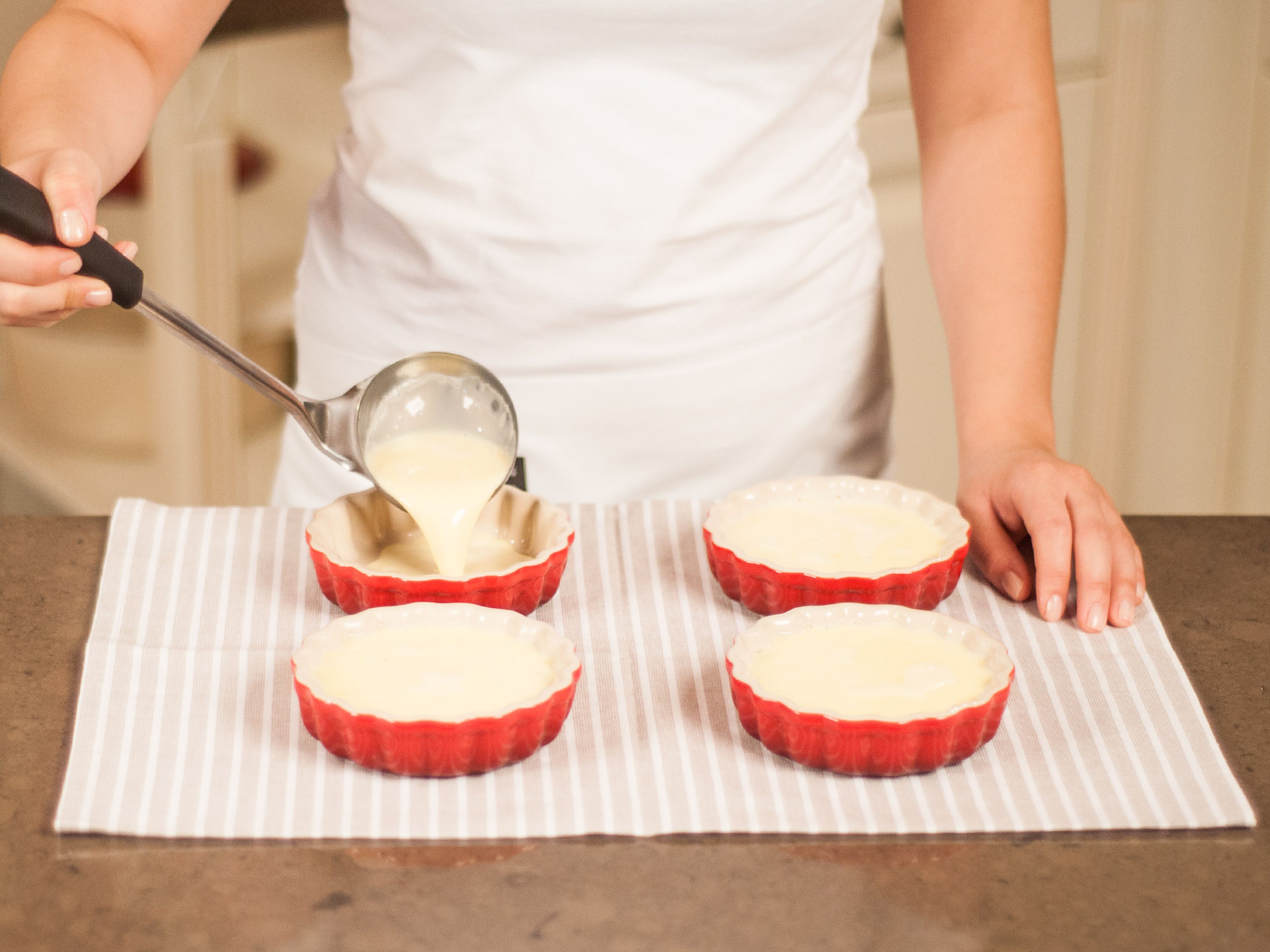 Die Backförmchen mit der Masse befüllen und bei 110°C ca. 40 – 45 Min. backen, bis der Pudding fest ist. Anschließend aus dem Backofen nehmen und abkühlen lassen.