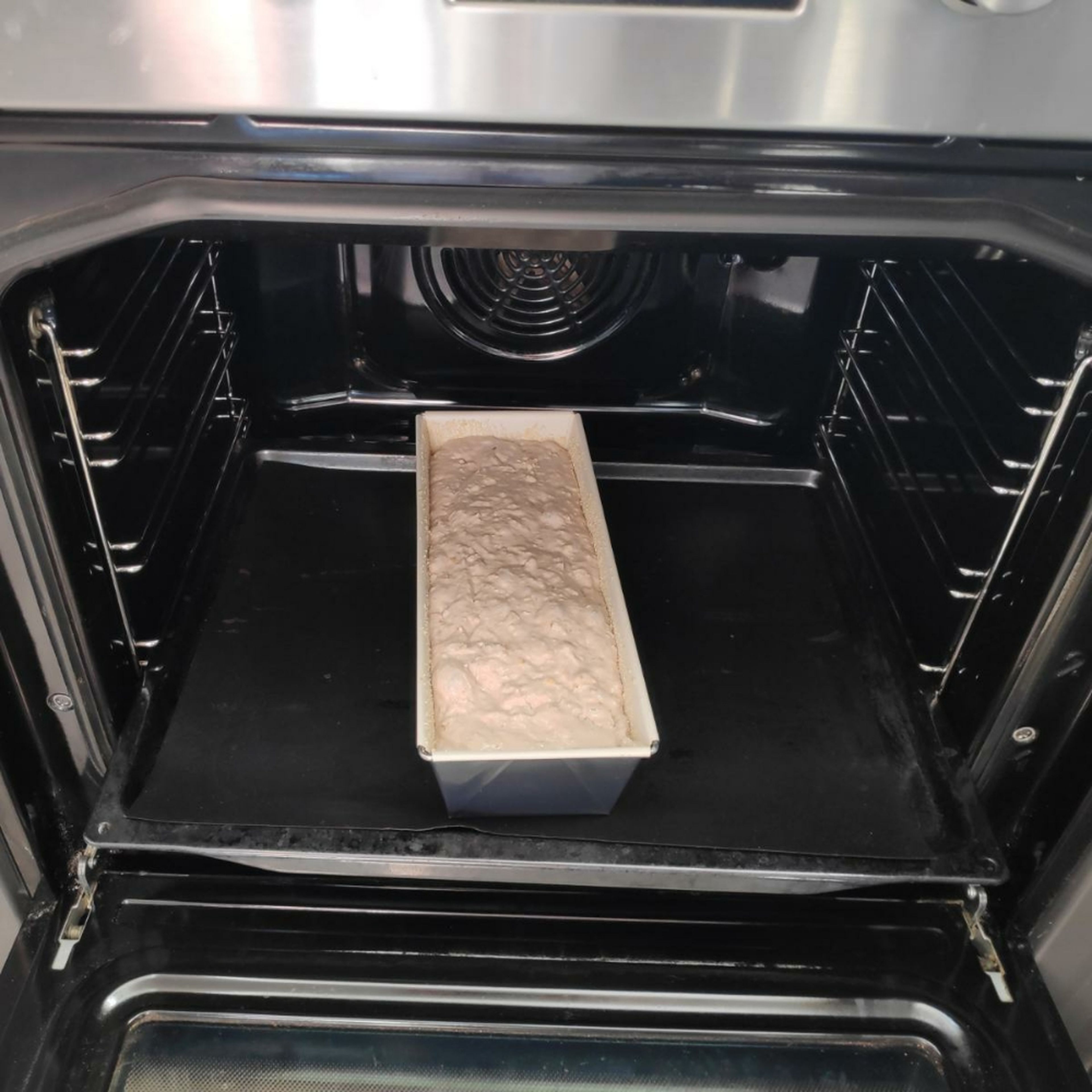Das Brot in den kalten Ofen auf die unterste Ebene stellen. Das ganze bei Ober-/Unterhitze und 200°C für ca. 50 Min. backen.