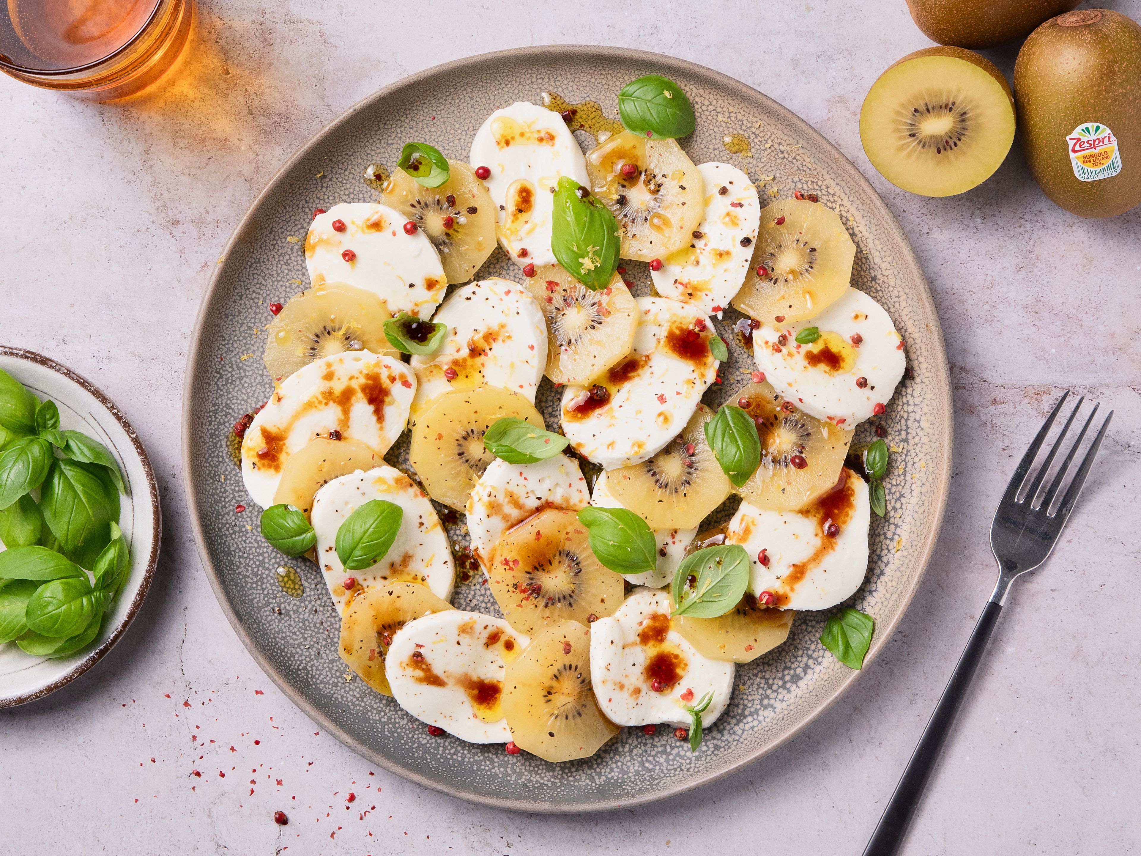 Kiwi-Mozzarella-Caprese mit Rosa Pfeffer