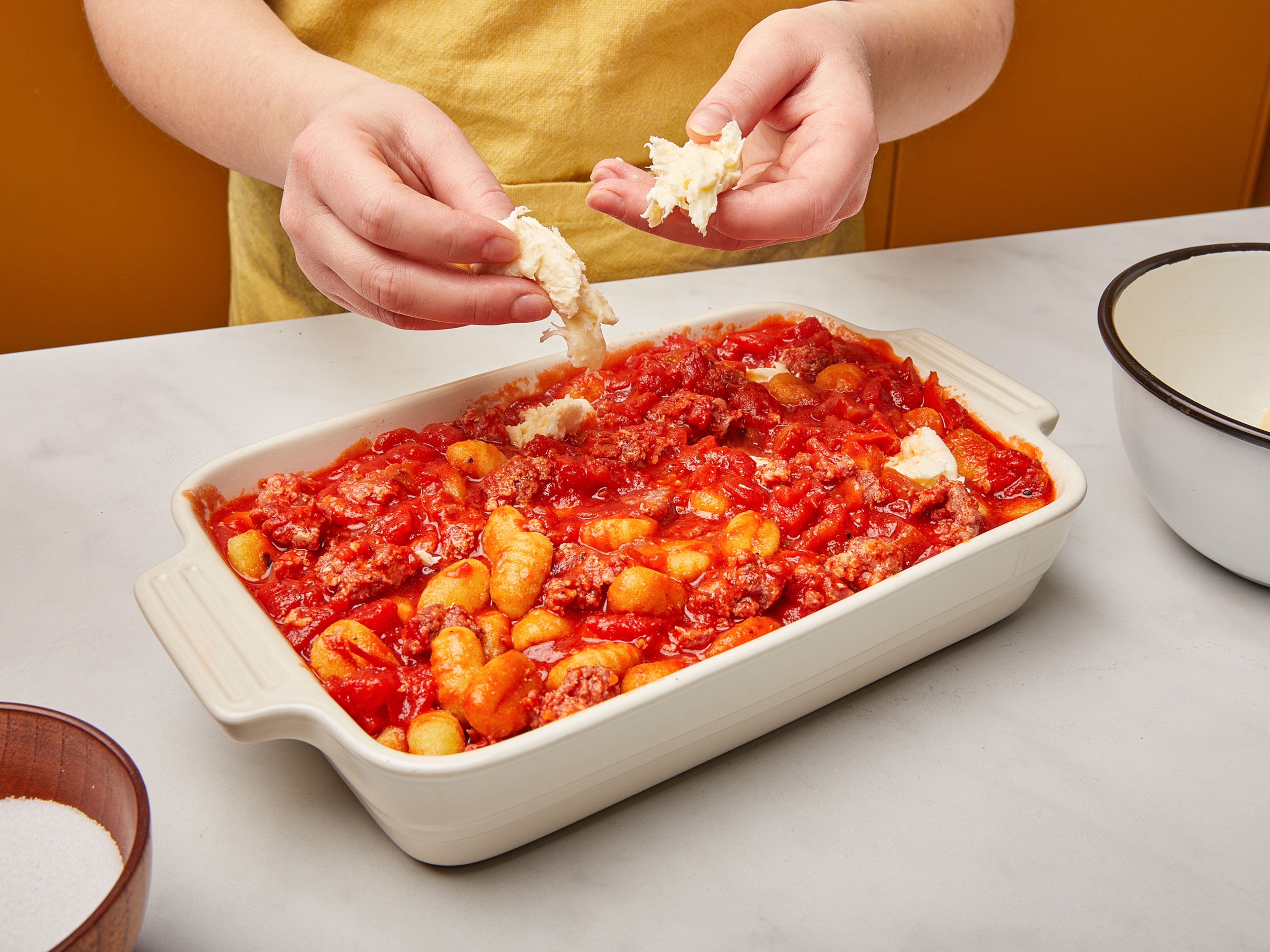 Die Soße zu den Gnocchi in die Auflaufform geben und gut miteinander vermengen. Den Mozzarella abtropfen lassen und zusammen mit dem Basilikum grob über die Gnocchi zupfen. Die Auflaufform in den Ofen schieben und bei 200°C ca. 20 Min. backen. Aus dem Ofen nehmen und sofort servieren. Guten Appetit!