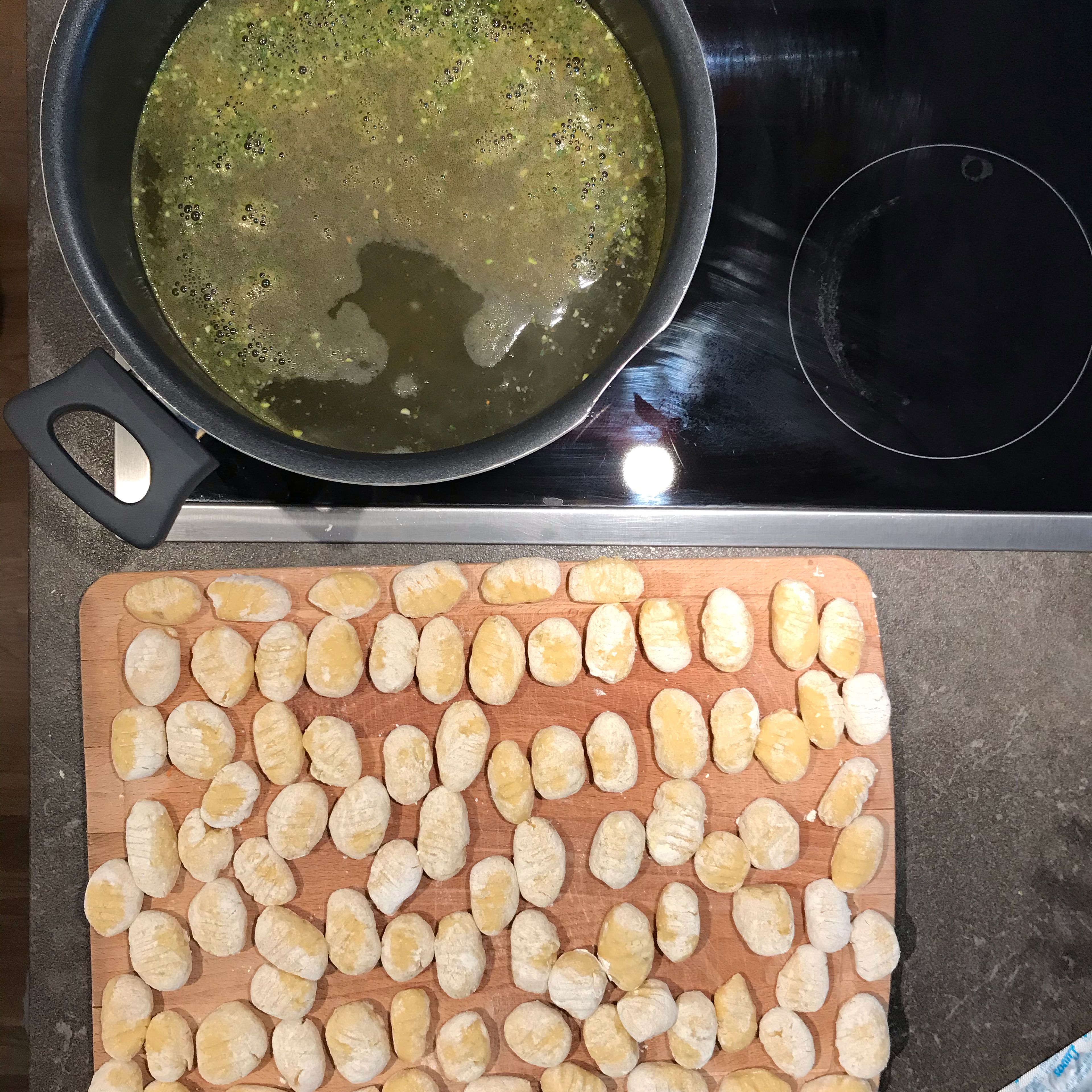 Gnocchi in Wasser kochen, solange bis sie von alleine an die Wasseroberfläche schwimmen, danach direkt in der Pfanne kurz in Öl anbraten