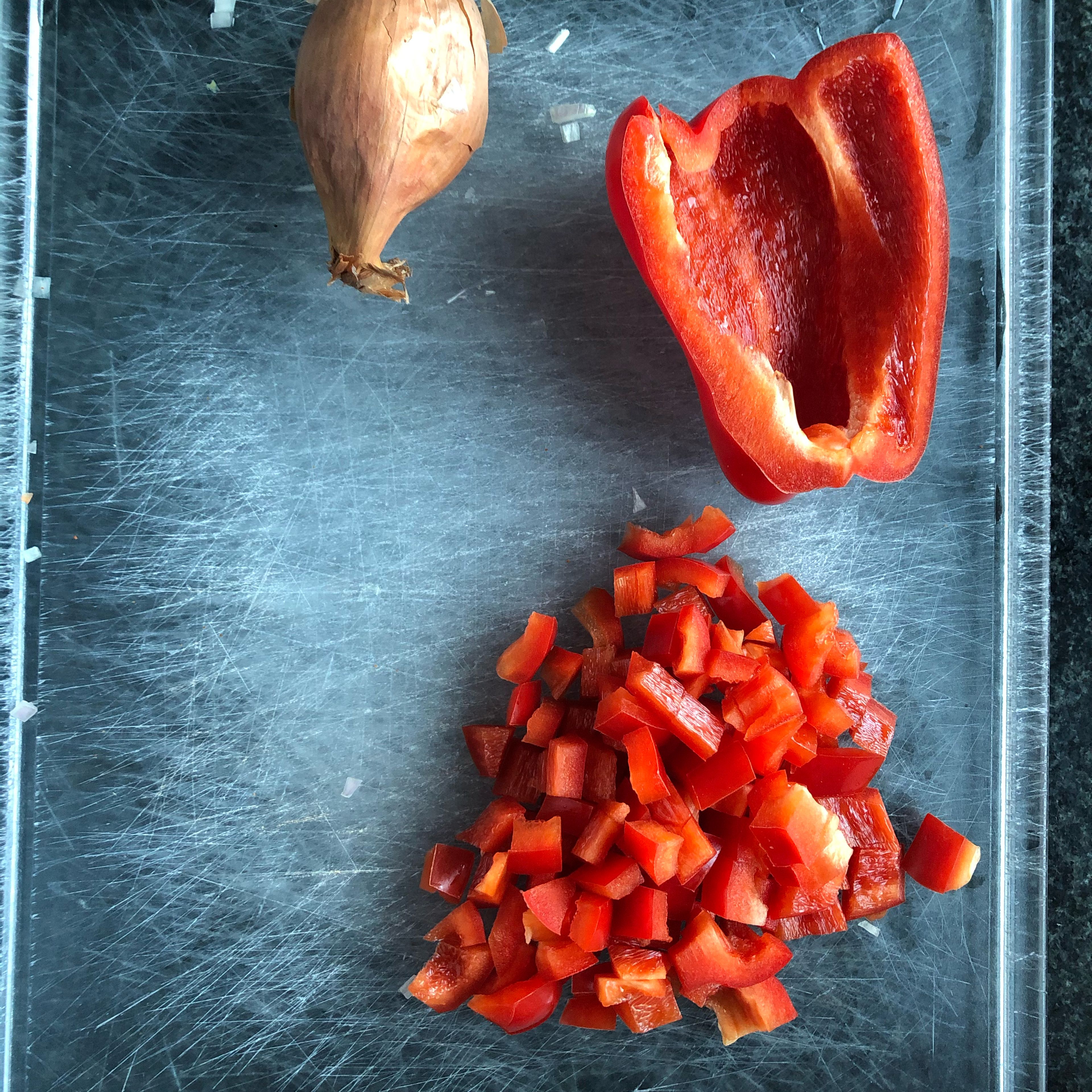 Paprika und Zwiebel in Würfel schneiden und beiseite legen.