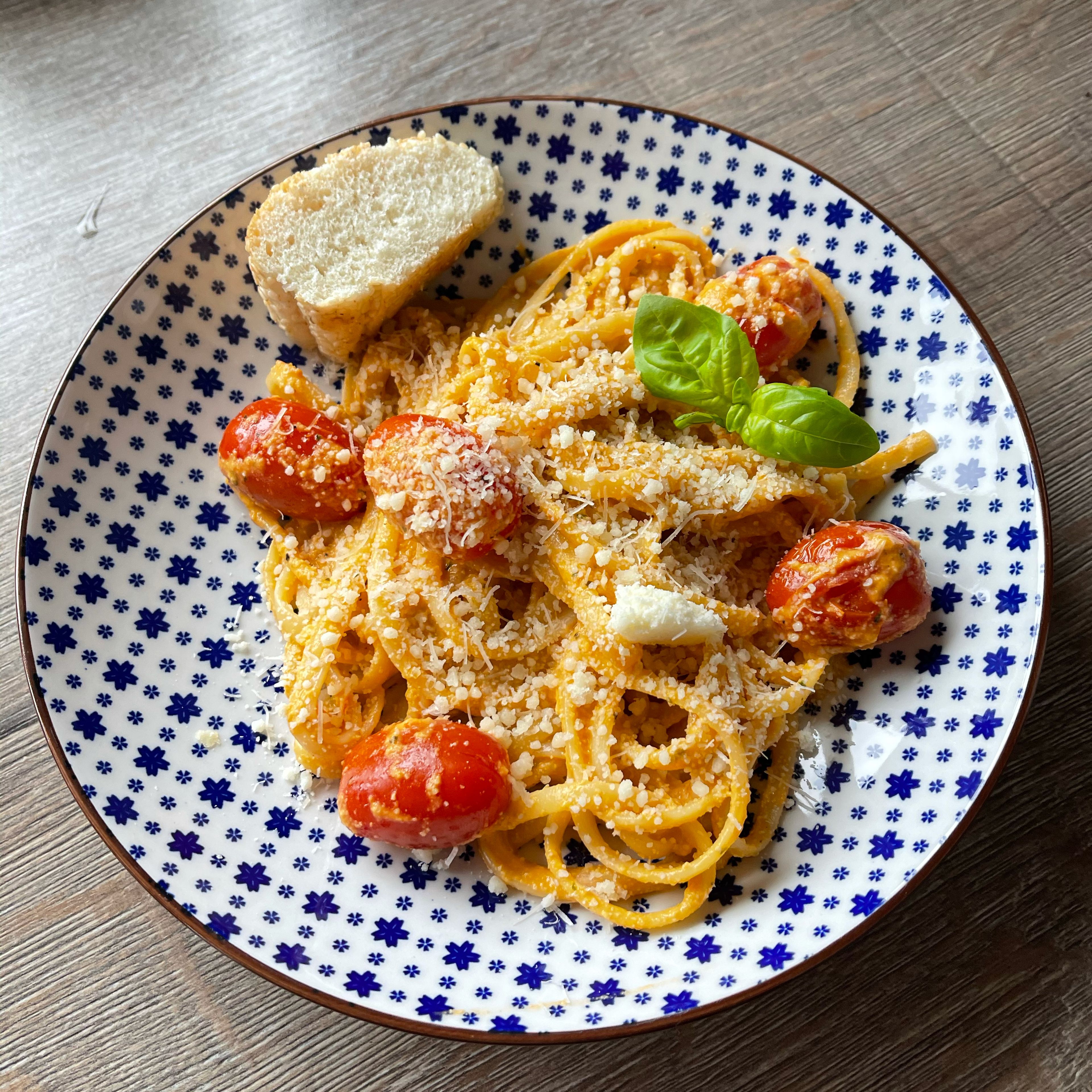 Die Pasta heiß auf einem Teller anrichten und nach Belieben mit Parmesan bestreuen. Guten Appetit! 🙂