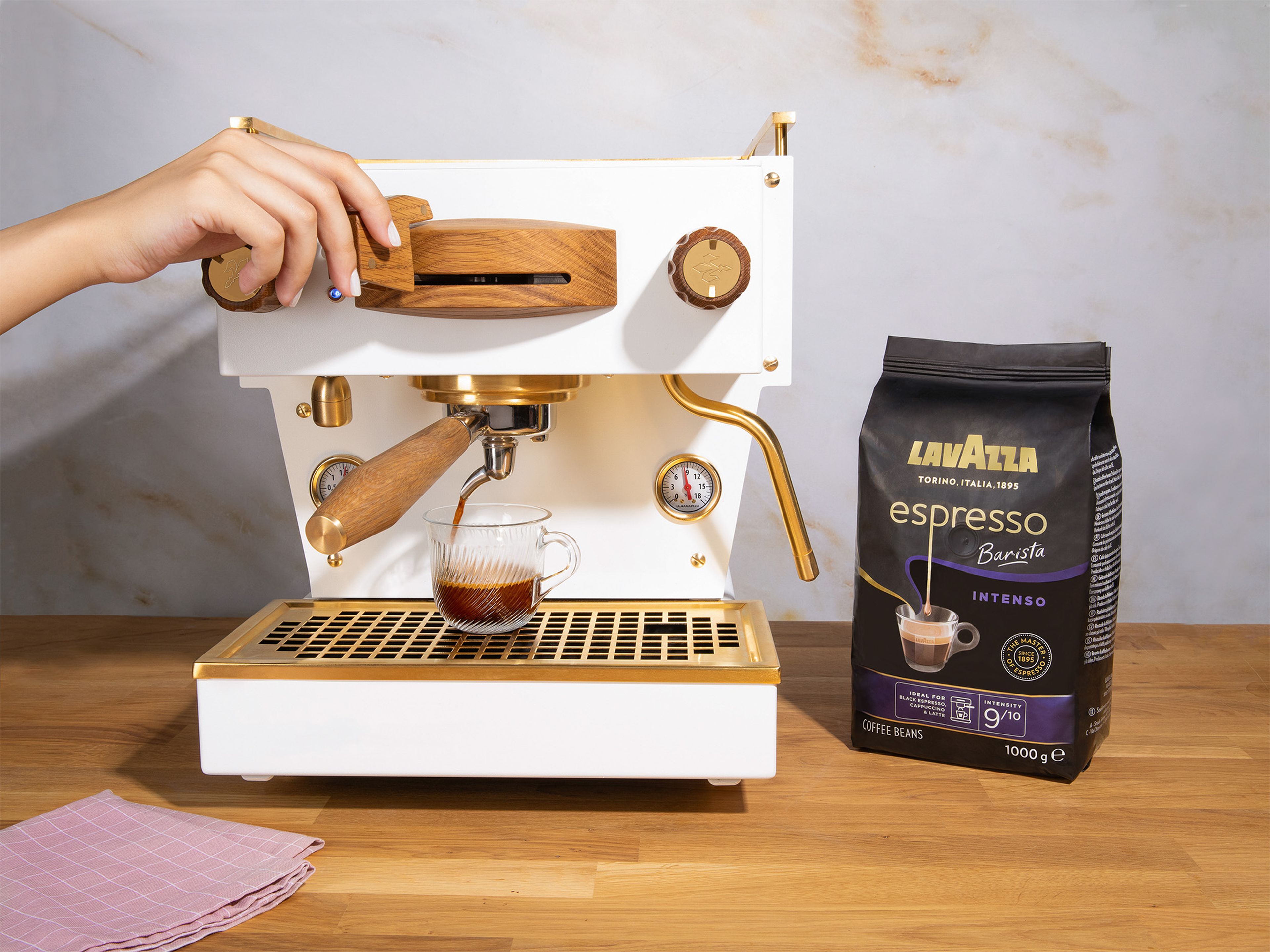 Lavazza Espresso Barista Intenso für die Siebträgermaschine mahlen, anschließend in der Siebträgermaschine brühen und beiseitestellen.