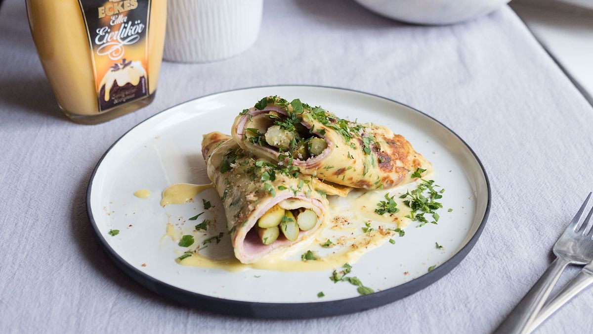 Asparagus crêpes with eggnog hollandaise | Recipe | Kitchen Stories