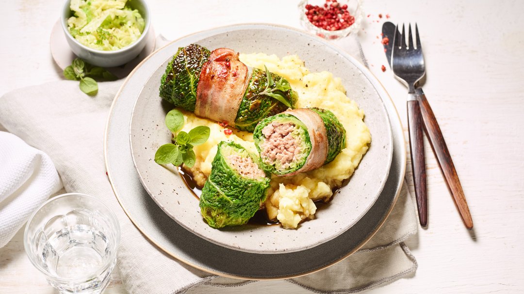 Mit Putenhack gefüllte Wirsingroulade mit Speck und Kartoffelpüree ...