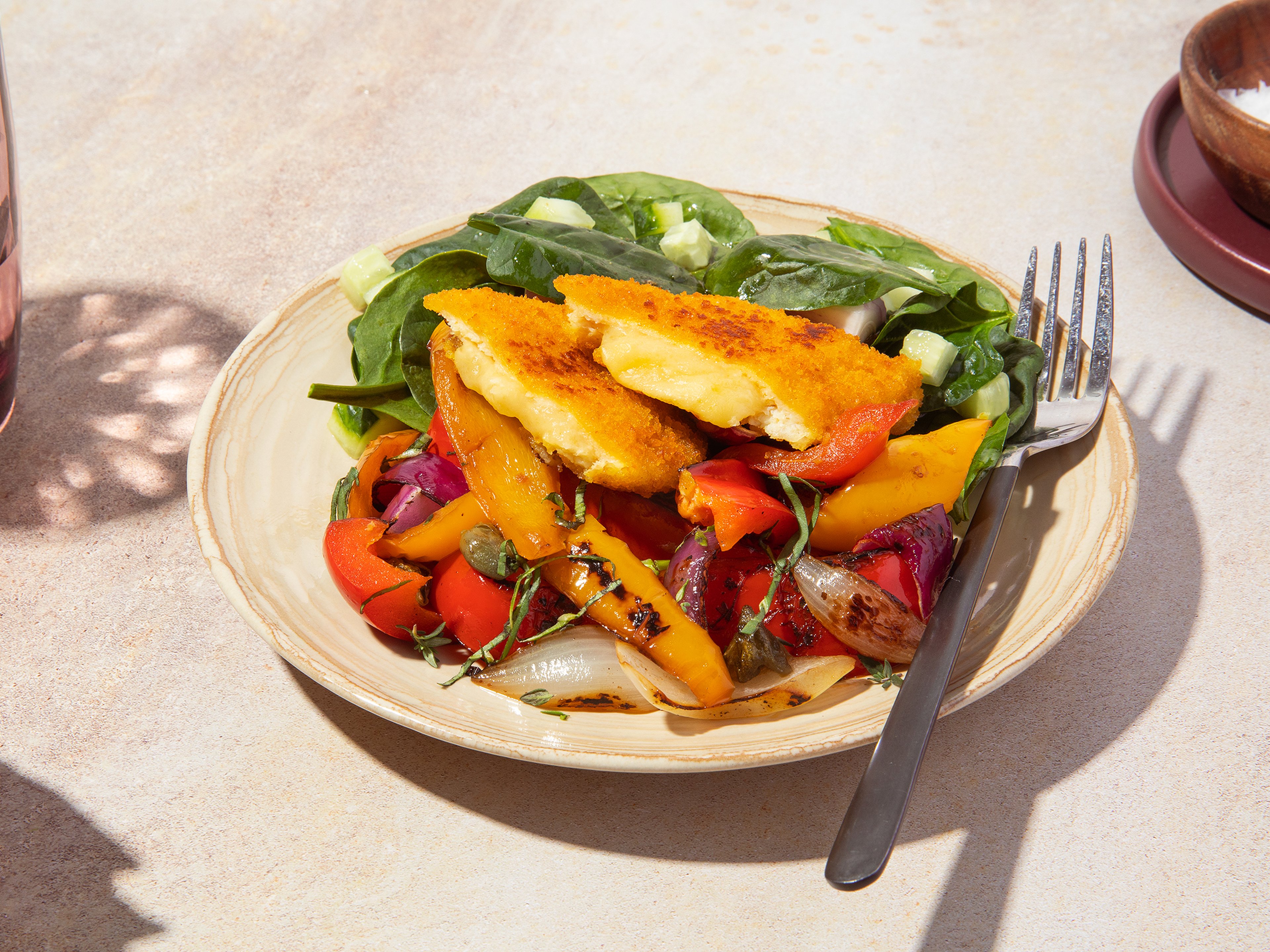 Vegetarisches Gouda-Schnitzel mit buntem Pfannengemüse