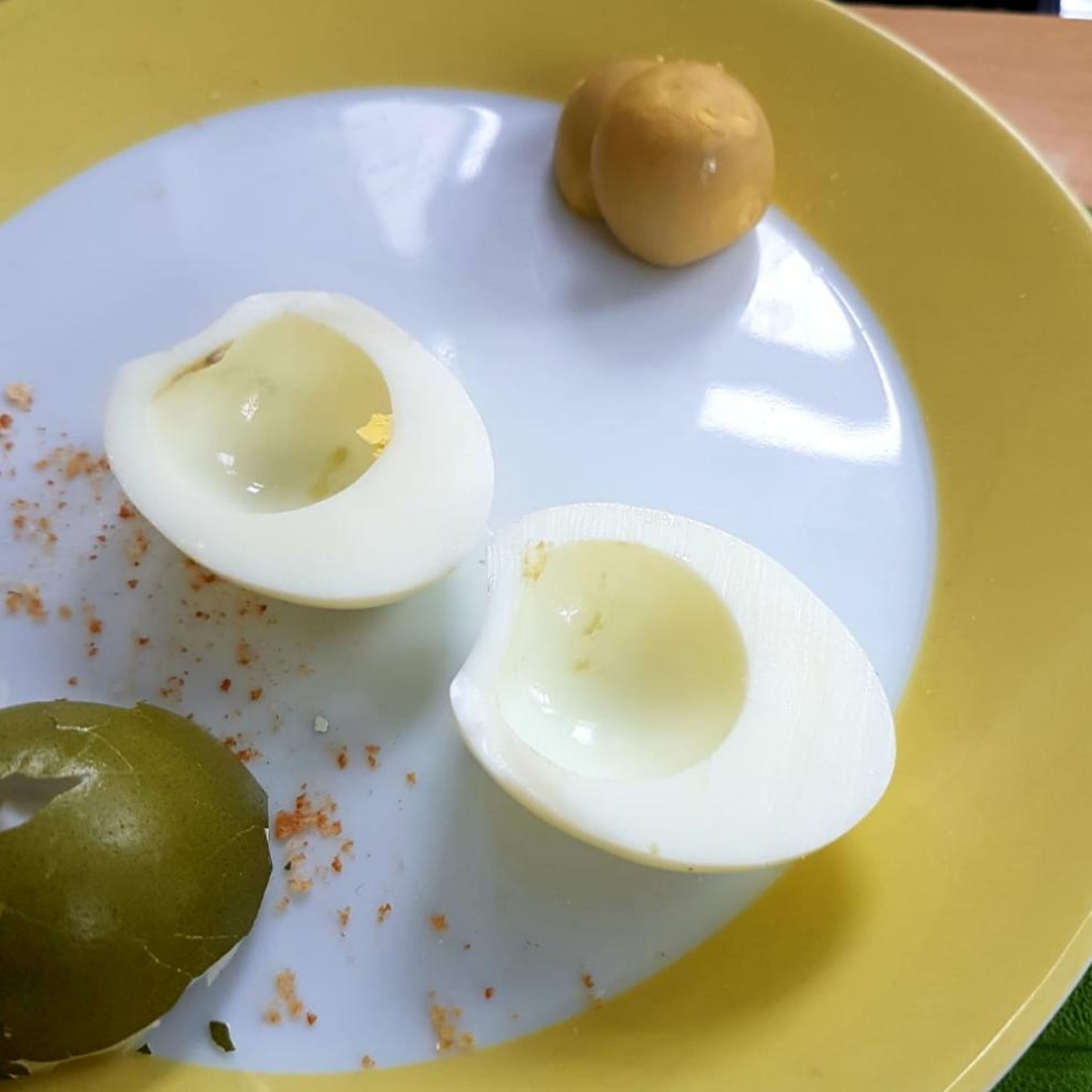 Das Ei längs halbieren und die Eigelbe vorsichtig heraushebeln.