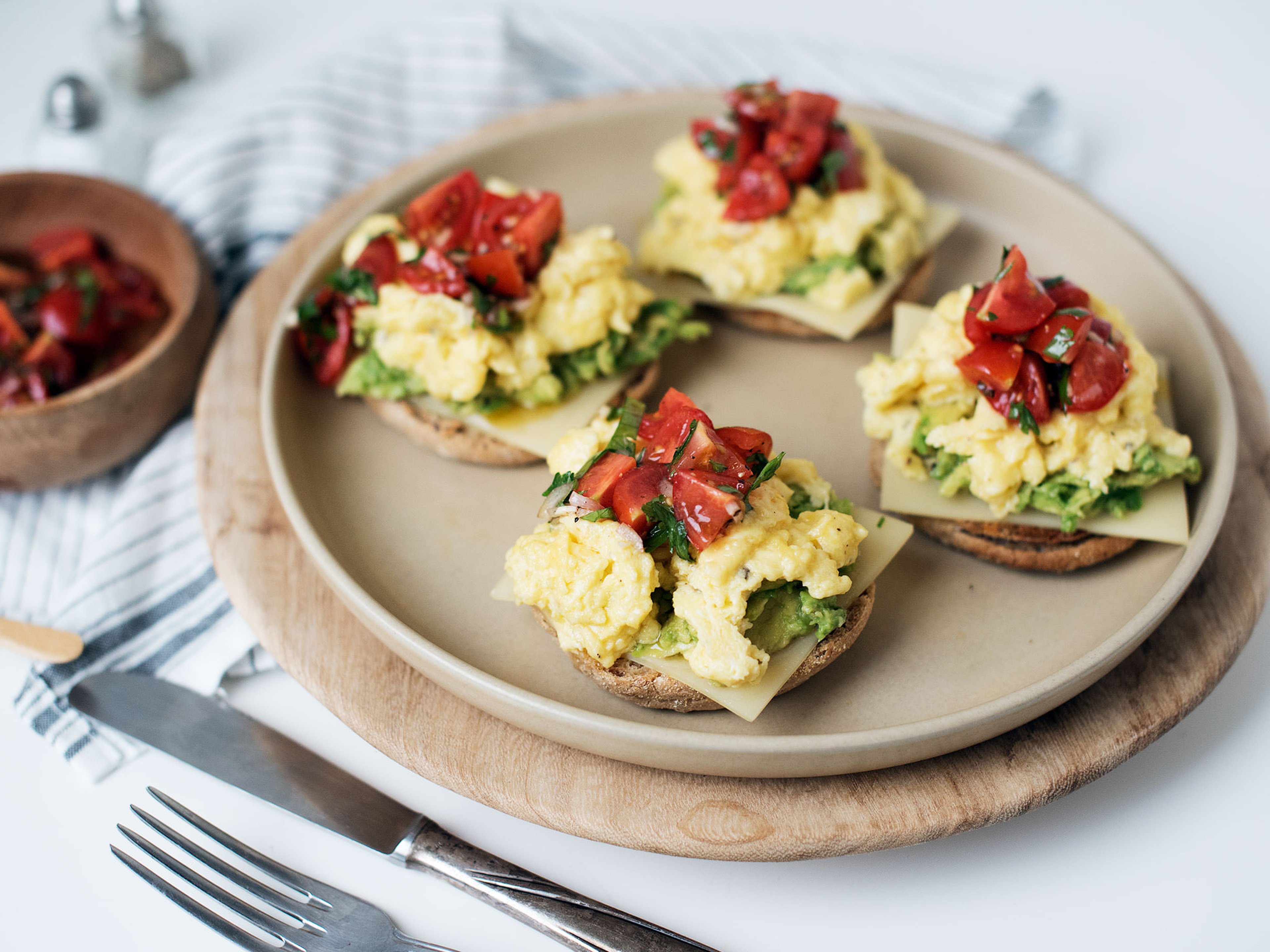 Cremiges Käserührei auf Avocado-Toast mit Salsa