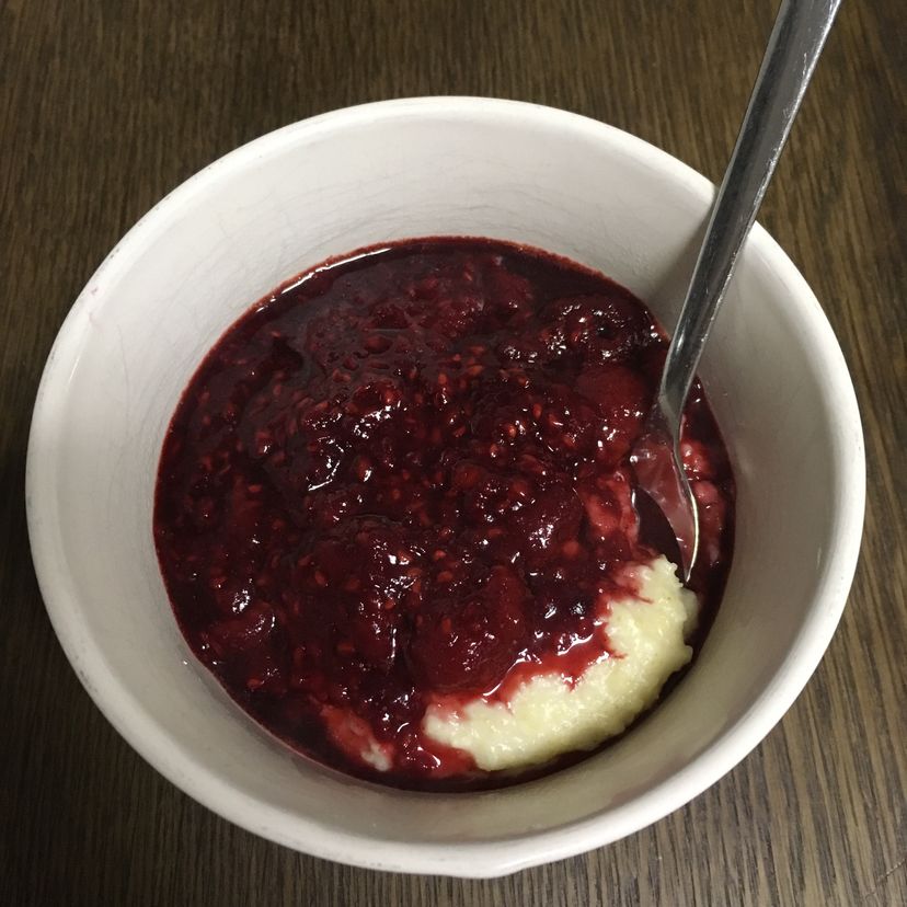 Kokos-Polenta-Porridge mit Himbeerkompott (vegan)