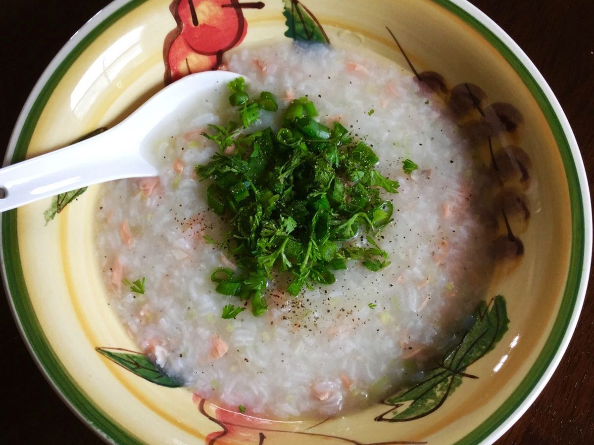 Salmon rice soup with ginger and garlic | Recipe | Kitchen Stories