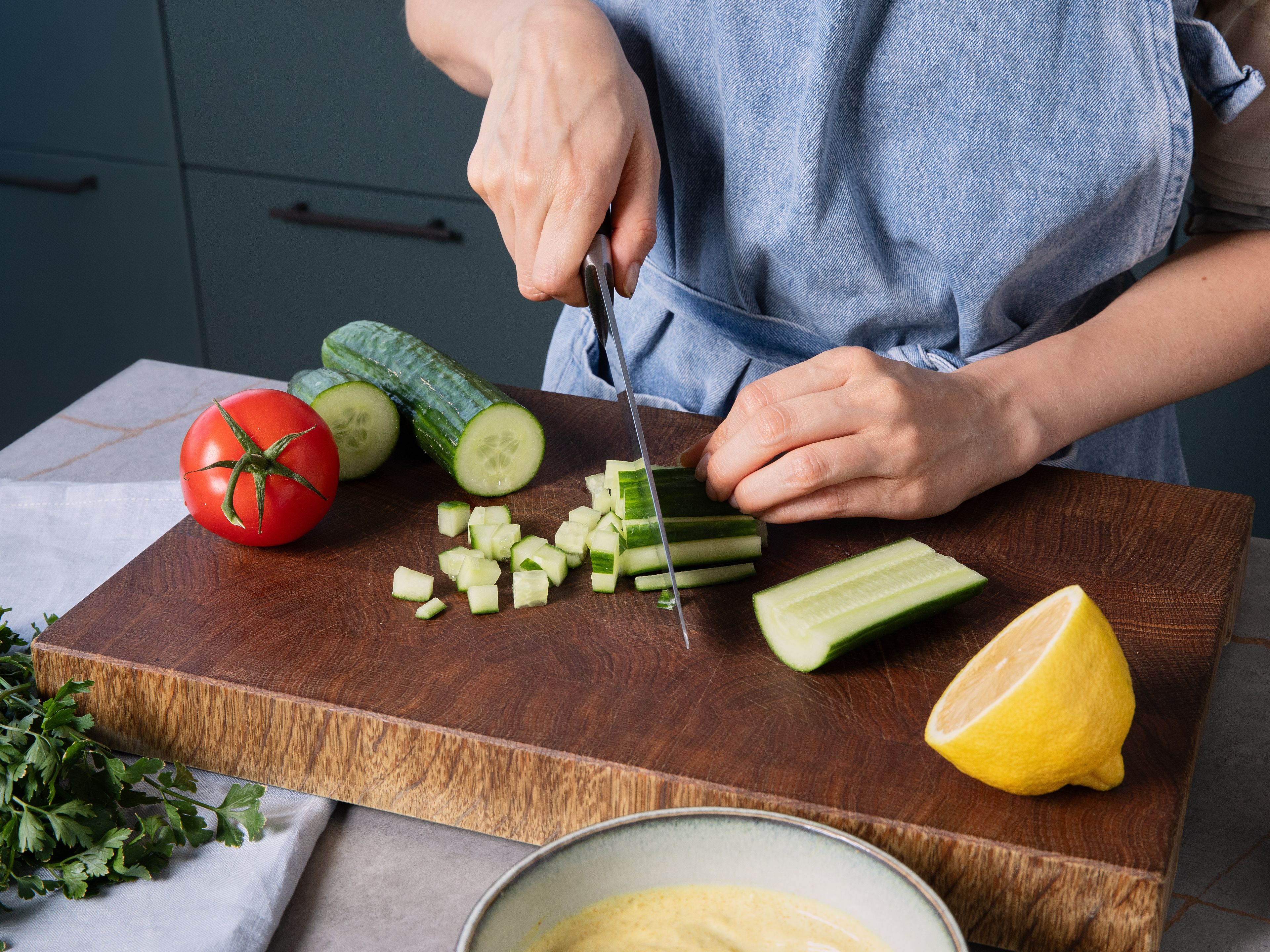 Die Eier ca. 7 Min. in kochendem Wasser weich kochen, dann kalt abschrecken und pellen. Den Joghurt mit Curry, Chutney, Zitronensaft und Salz glatt rühren. Gurke und Tomaten in kleine Würfel schneiden, die Petersilie grob hacken und alles in einer Schüssel vermengen. Den Salat mit Salz, Pfeffer, Zitronensaft und etwas Olivenöl abschmecken.