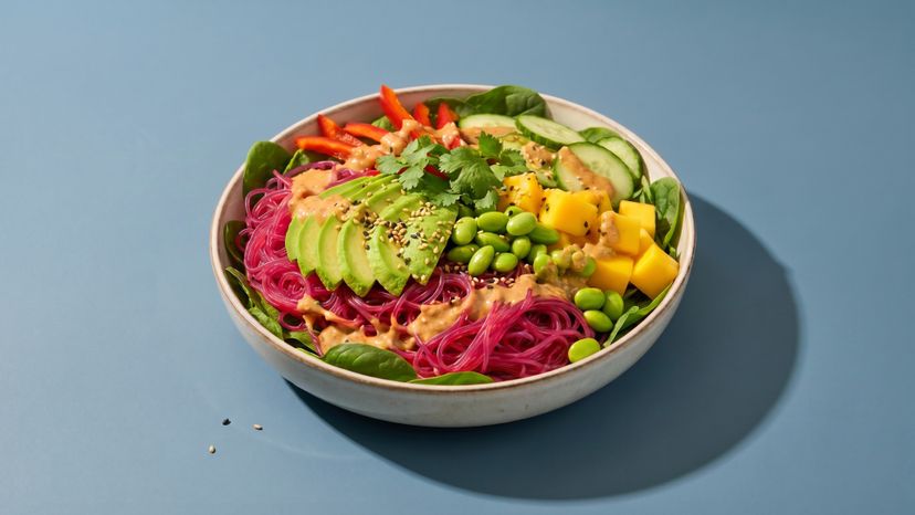 Veganer Glasnudelsalat mit Rote Bete, Mango und Erdnuss-Dressing