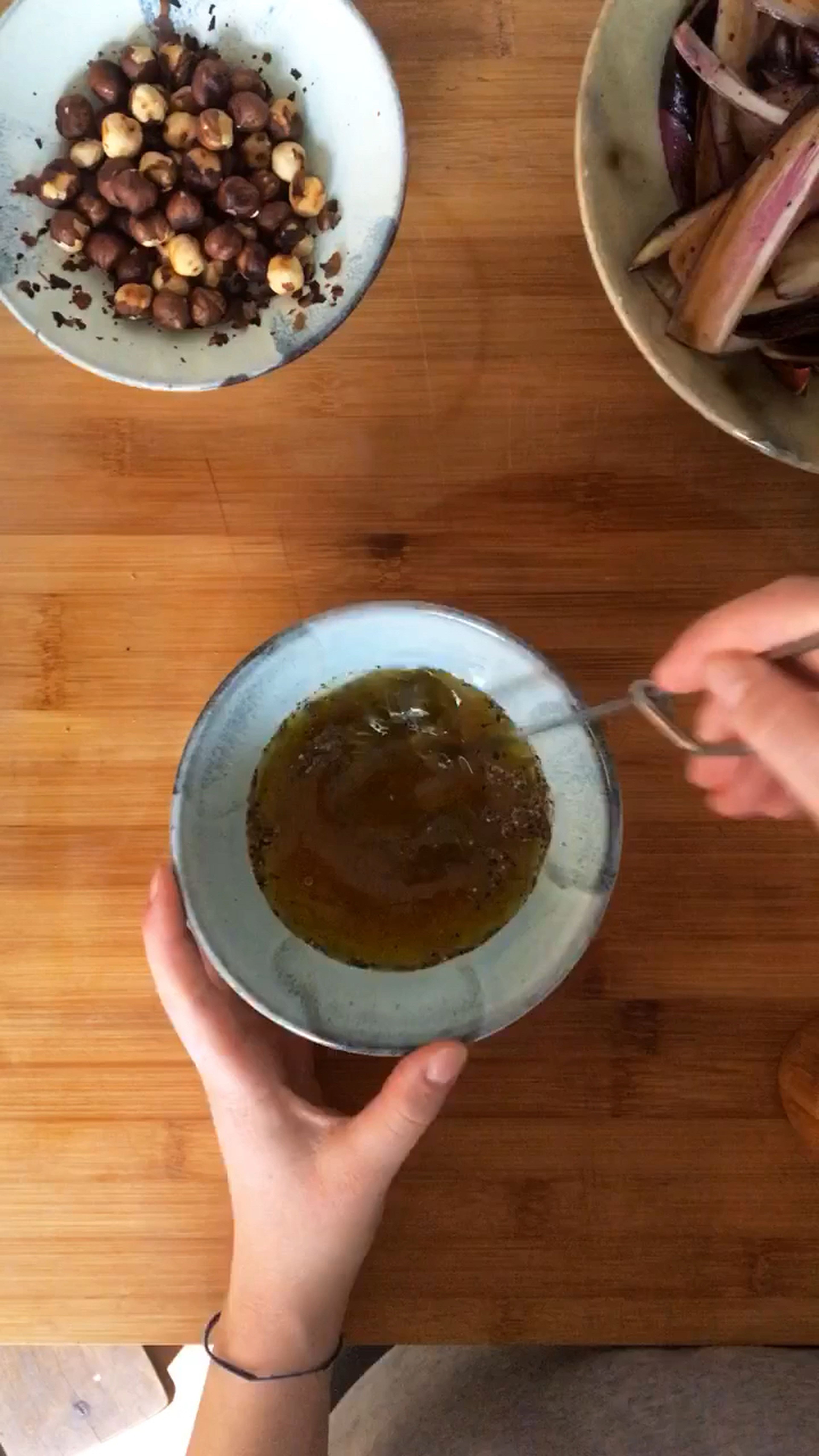 Für das Dressing den Grapefruitsaft mit Honig, Olivenöl, Salz und Pfeffer verrühren.