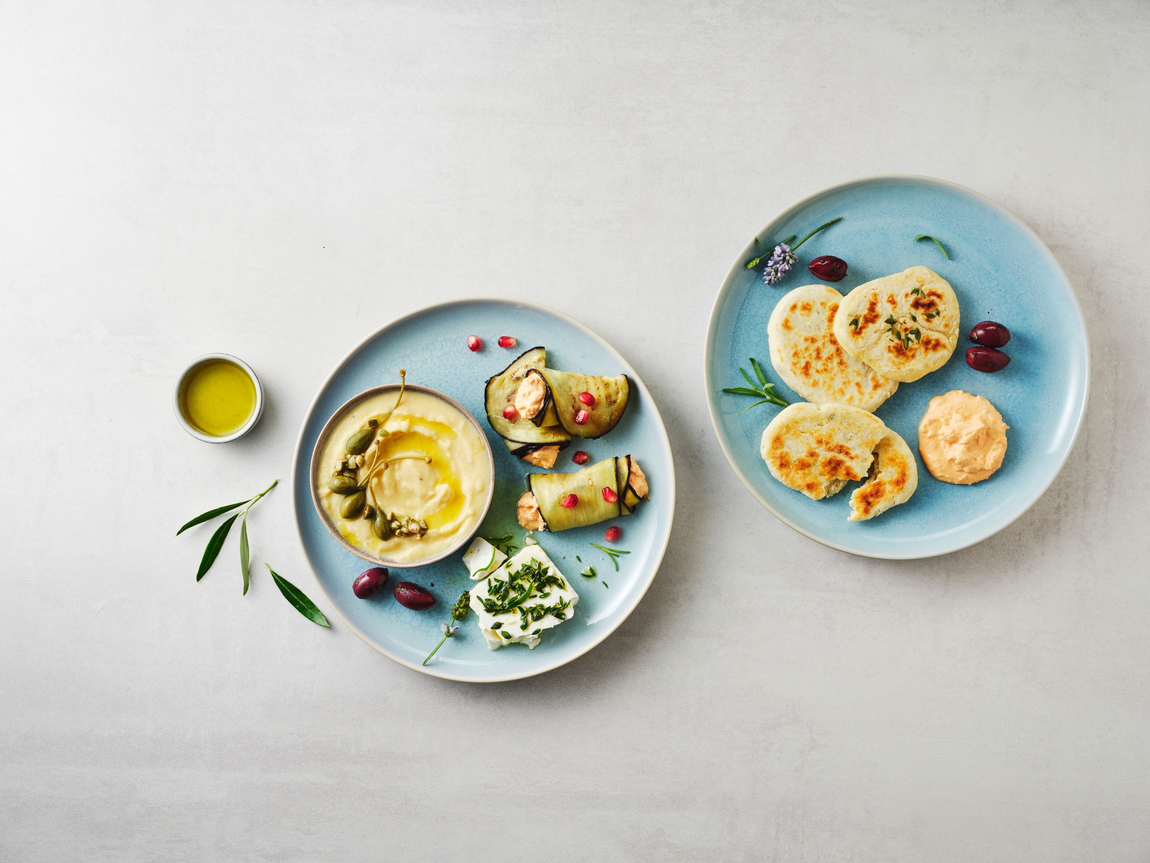 Die verschiedenen Vorspeisen auf einem Teller anrichten. Dazu verschiedene Oliven und griechisches Pitabrot reichen.