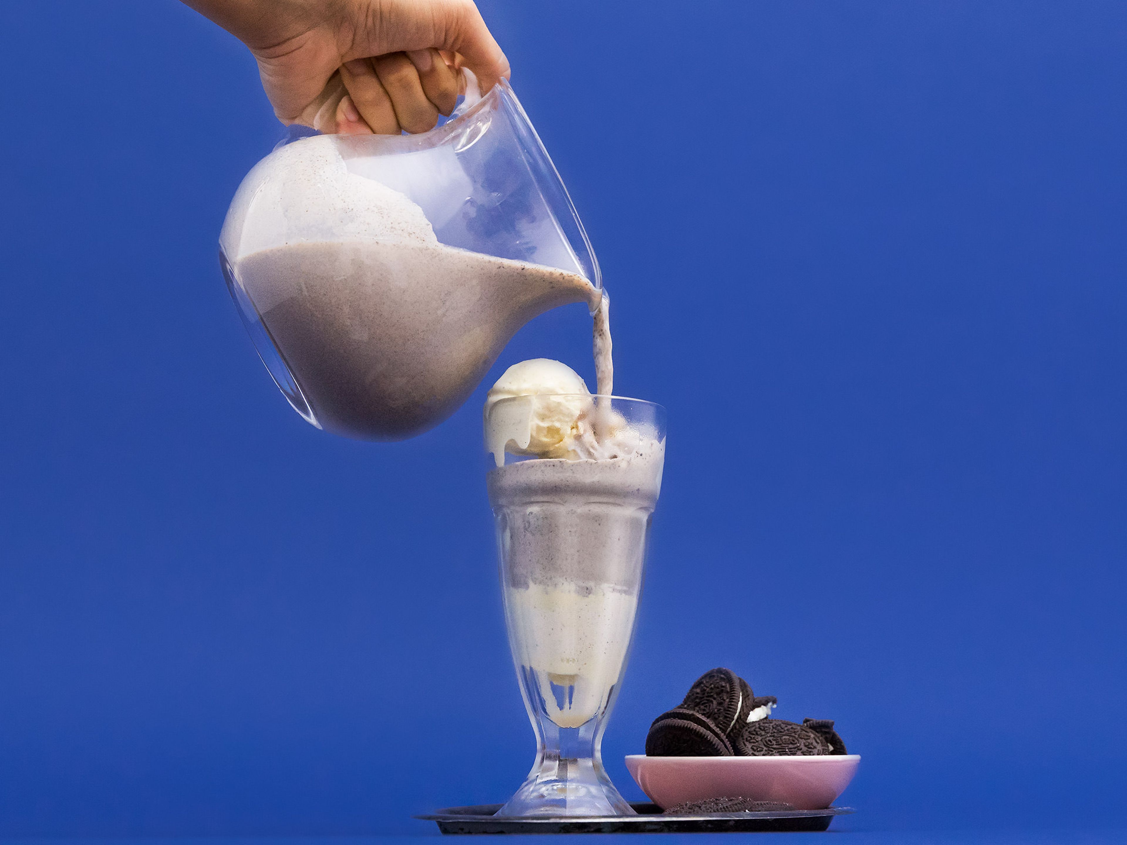 Pour into glasses, garnish each with extra scoops of ice cream and an Oreo cookie for decoration. Enjoy!