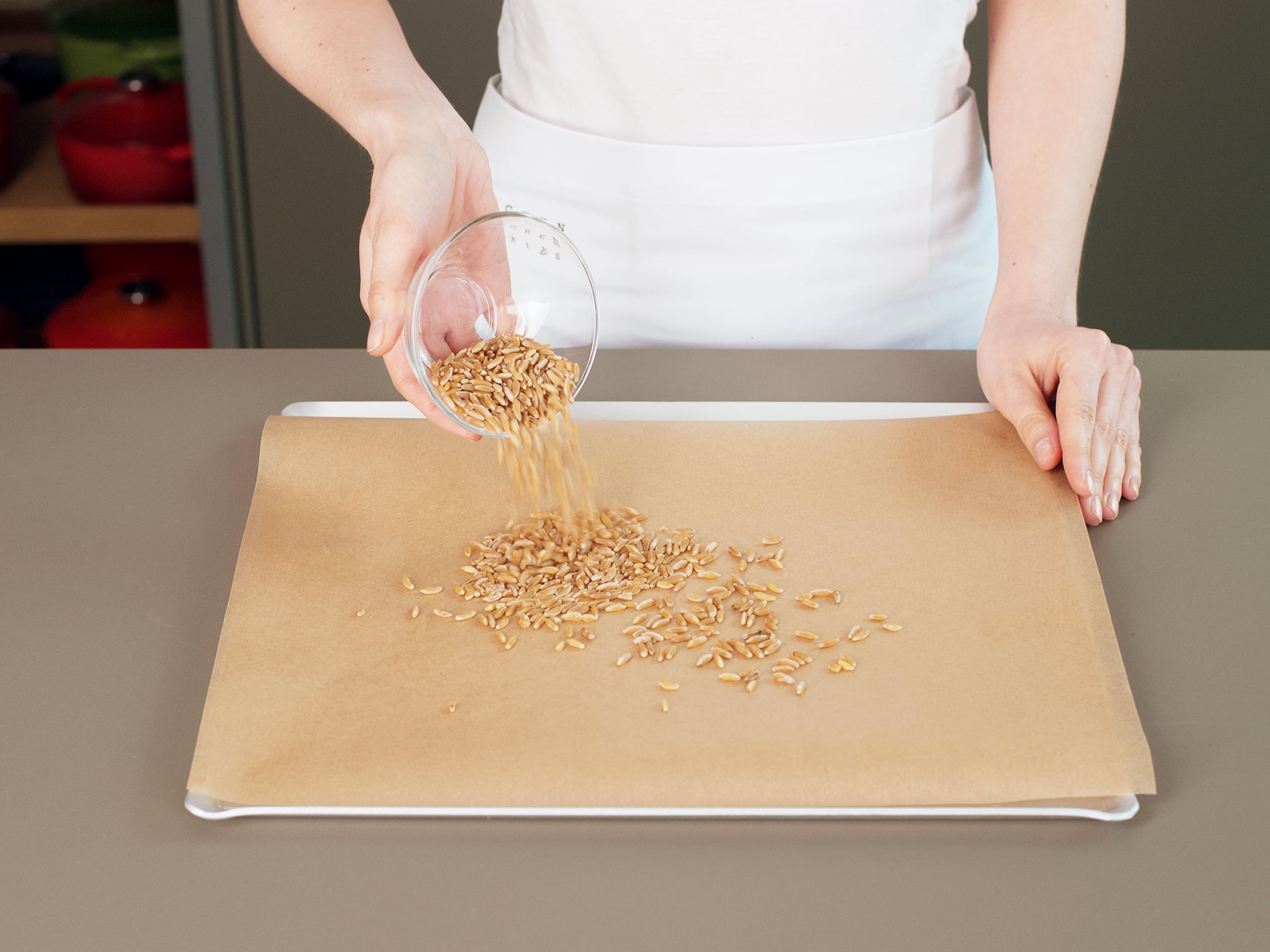 Einkorn auf einem mit Backpapier ausgelegtem Backblech verteilen und im vorgeheizten Backofen bei 150°C ca. 8 – 10 Min. backen. Aus dem Backofen nehmen und beiseitestellen. Teil des Zucker in kleinem Topf bei mittlerer Hitze karamellisieren. Einkorn, Quinoa und Taco-Gewürz hinzugeben und umrühren, bis alles gut vermischt ist.