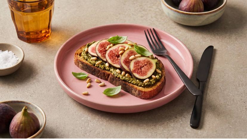 Knusprig: Roggenbrot mit Pesto und Feigen