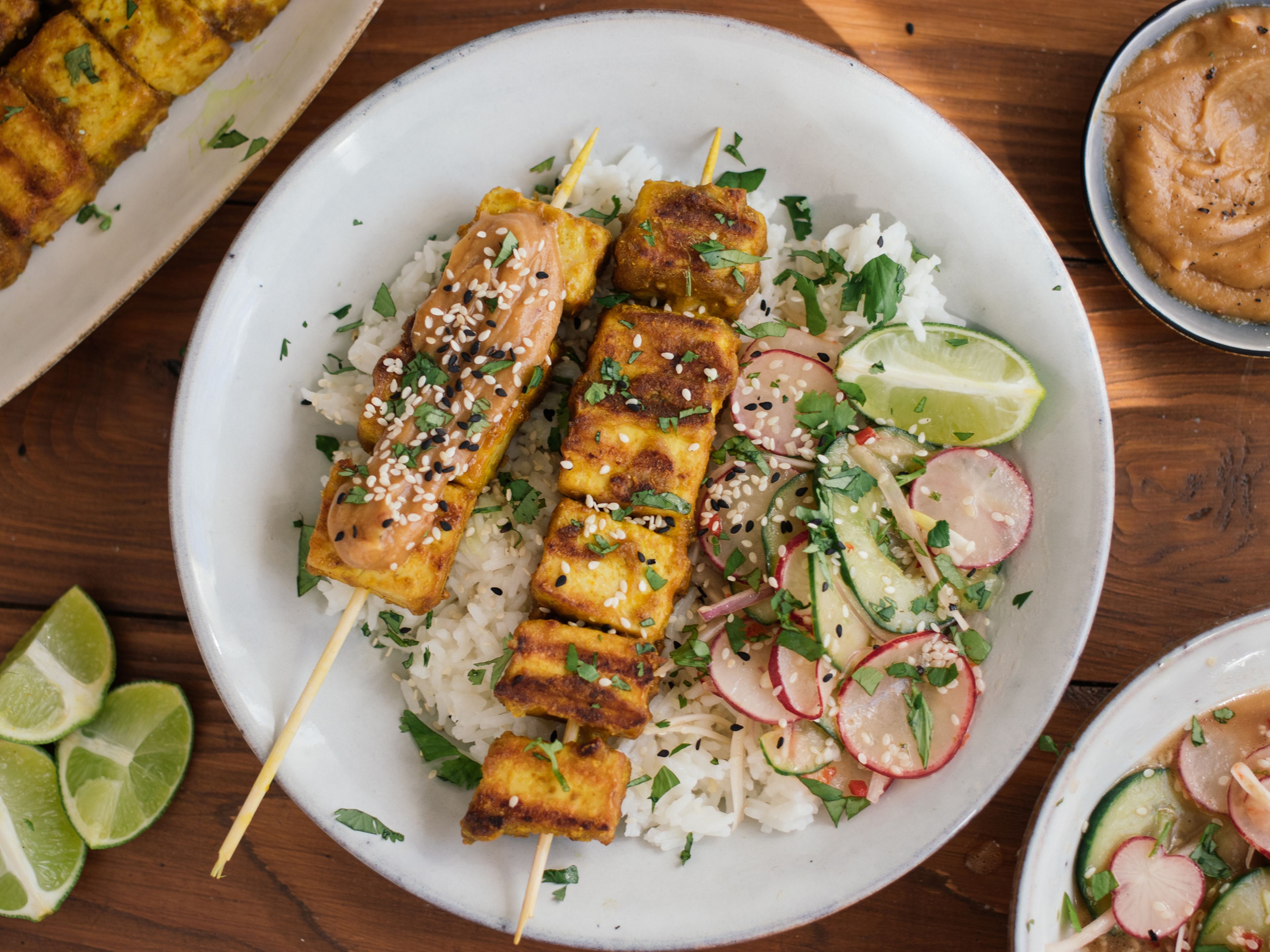 Tofu Saté mit Gurken-Radieschen-Salat und Reis