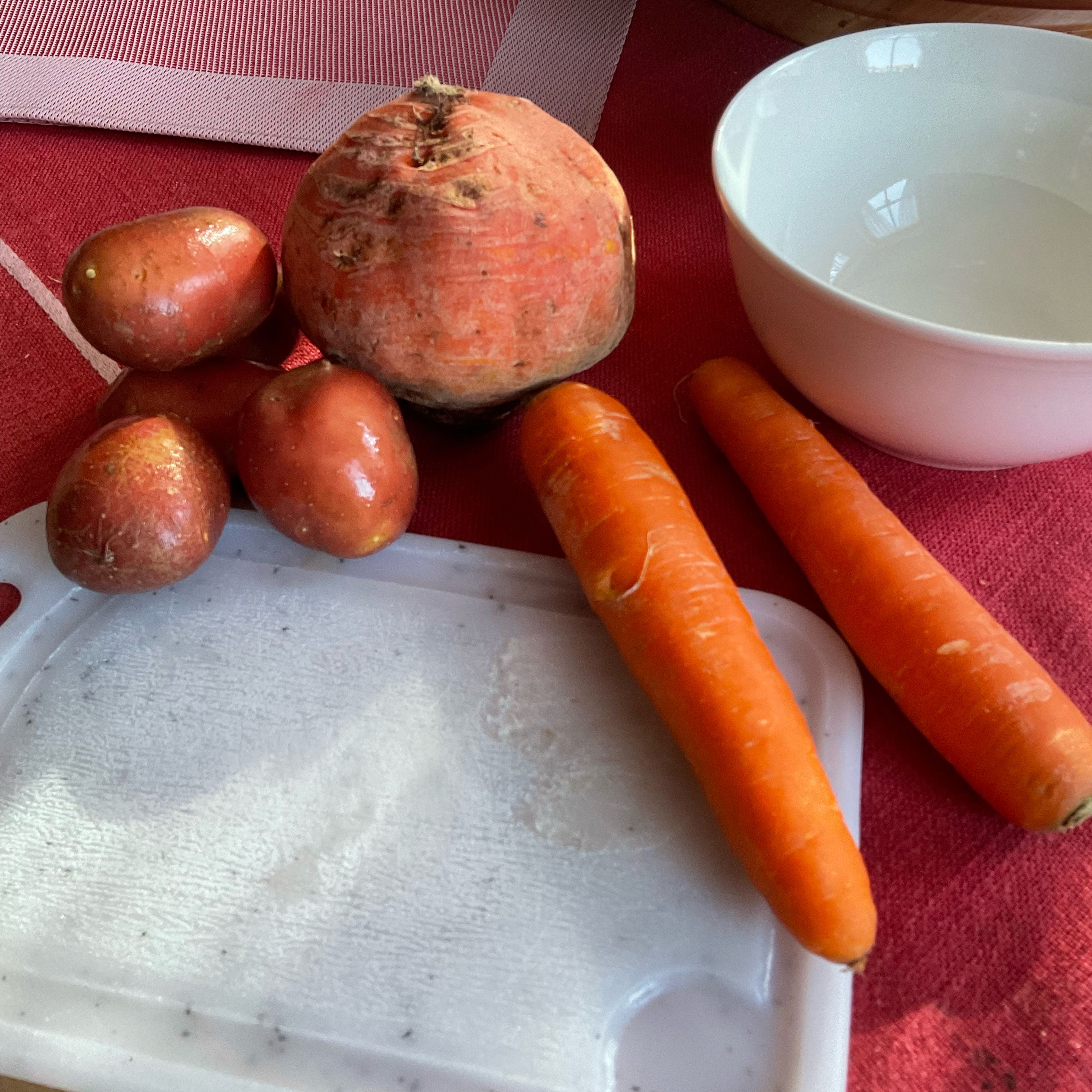 Als Gemüsebett schäle und würfle ich zwei Karotten, eine halbe Rübe (z.B.Teltower) und vier Kartoffeln.