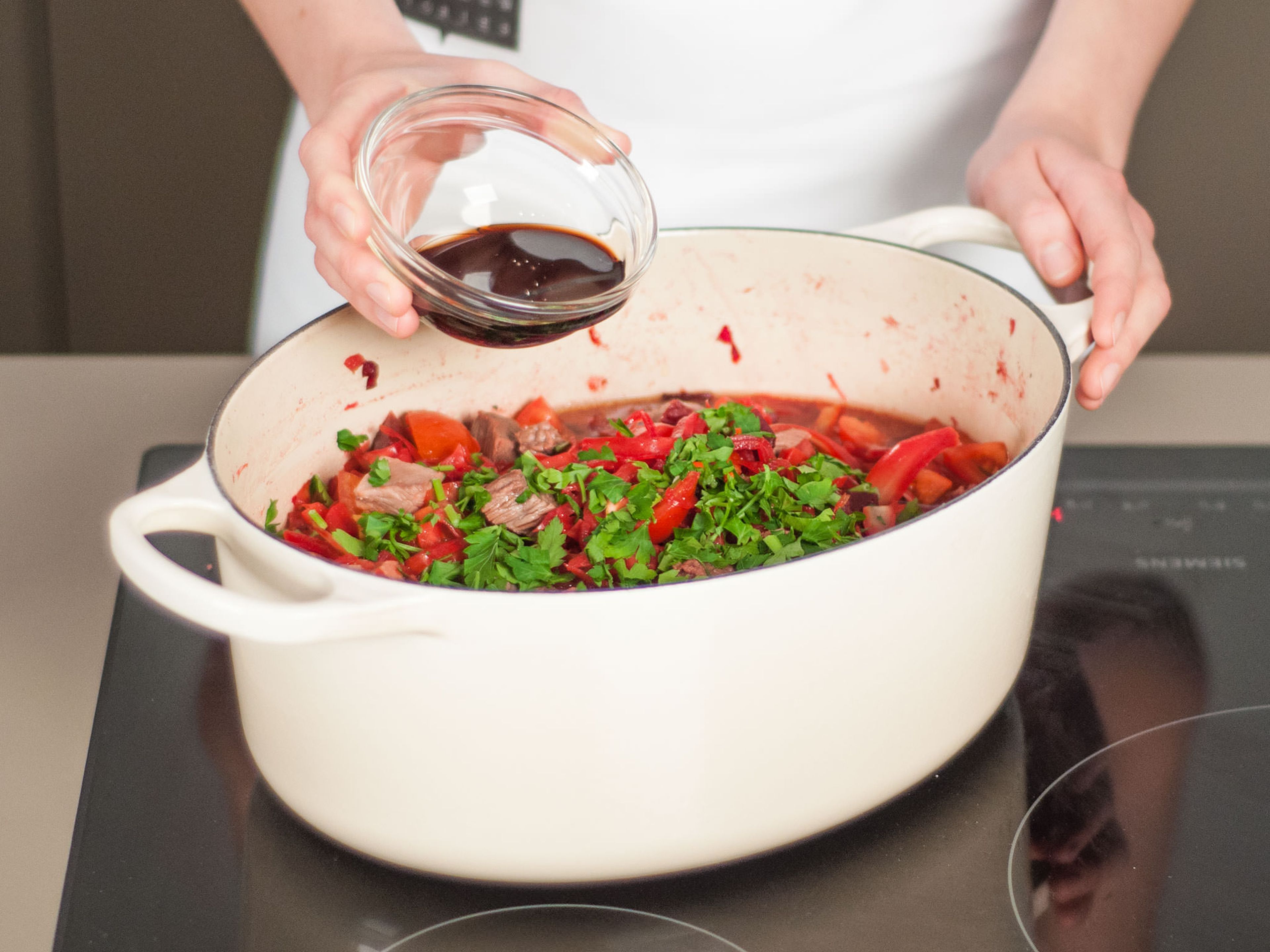 Petersilie und Rotweinessig hinzufügen und gut vermengen. Nach Wunsch mit saurer Sahne serviert genießen.