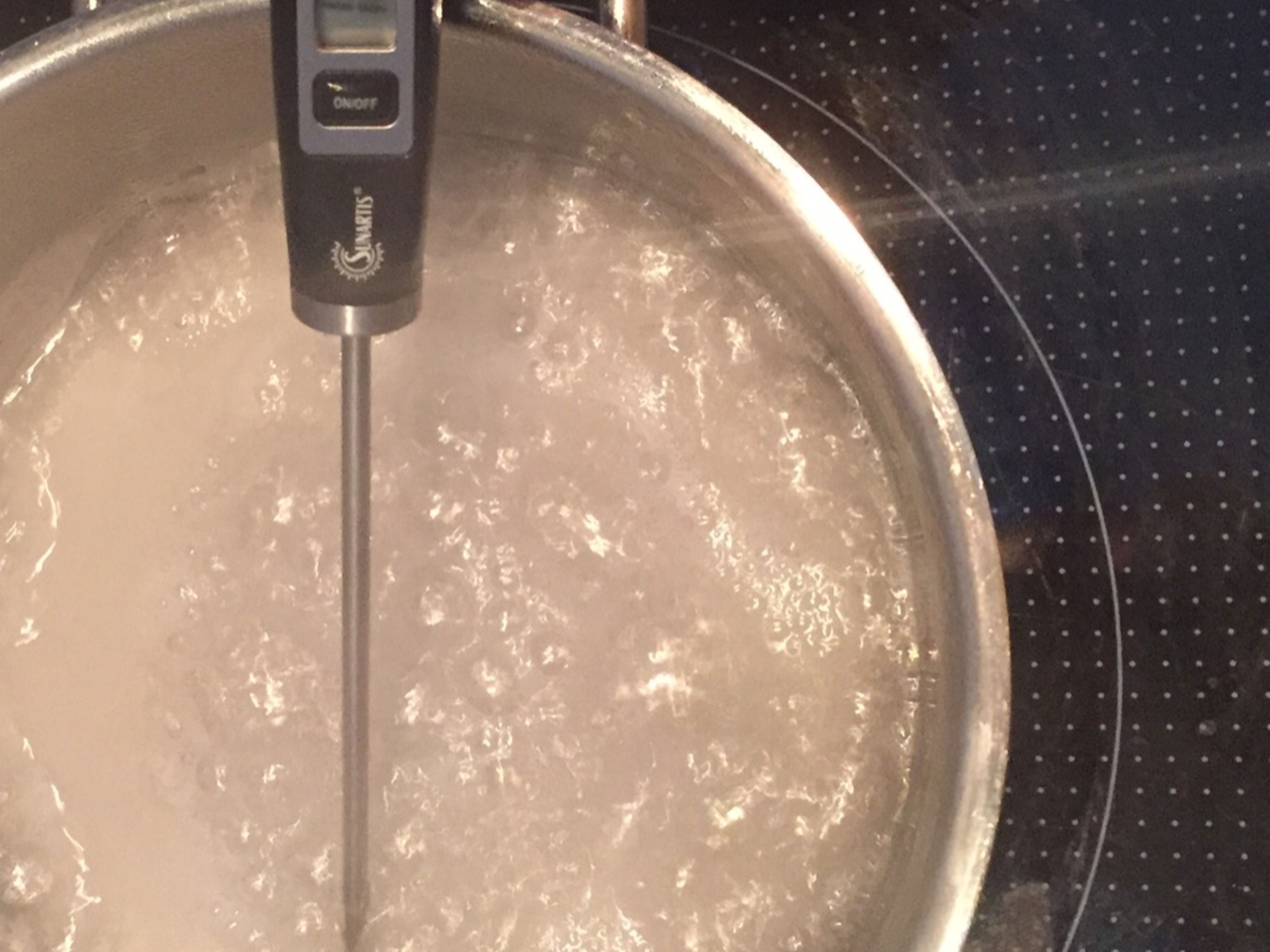 Teil des Eiweißes zu Eischnee schlagen. Teil des Wassers und den Zucker in einem Topf (ohne rühren) zum Kochen bringen. Die Temperatur des Zuckersirups sollte 115°C nicht übersteigen. Sobald die Temperatur auf 105°C gestiegen ist, stärker rühren.