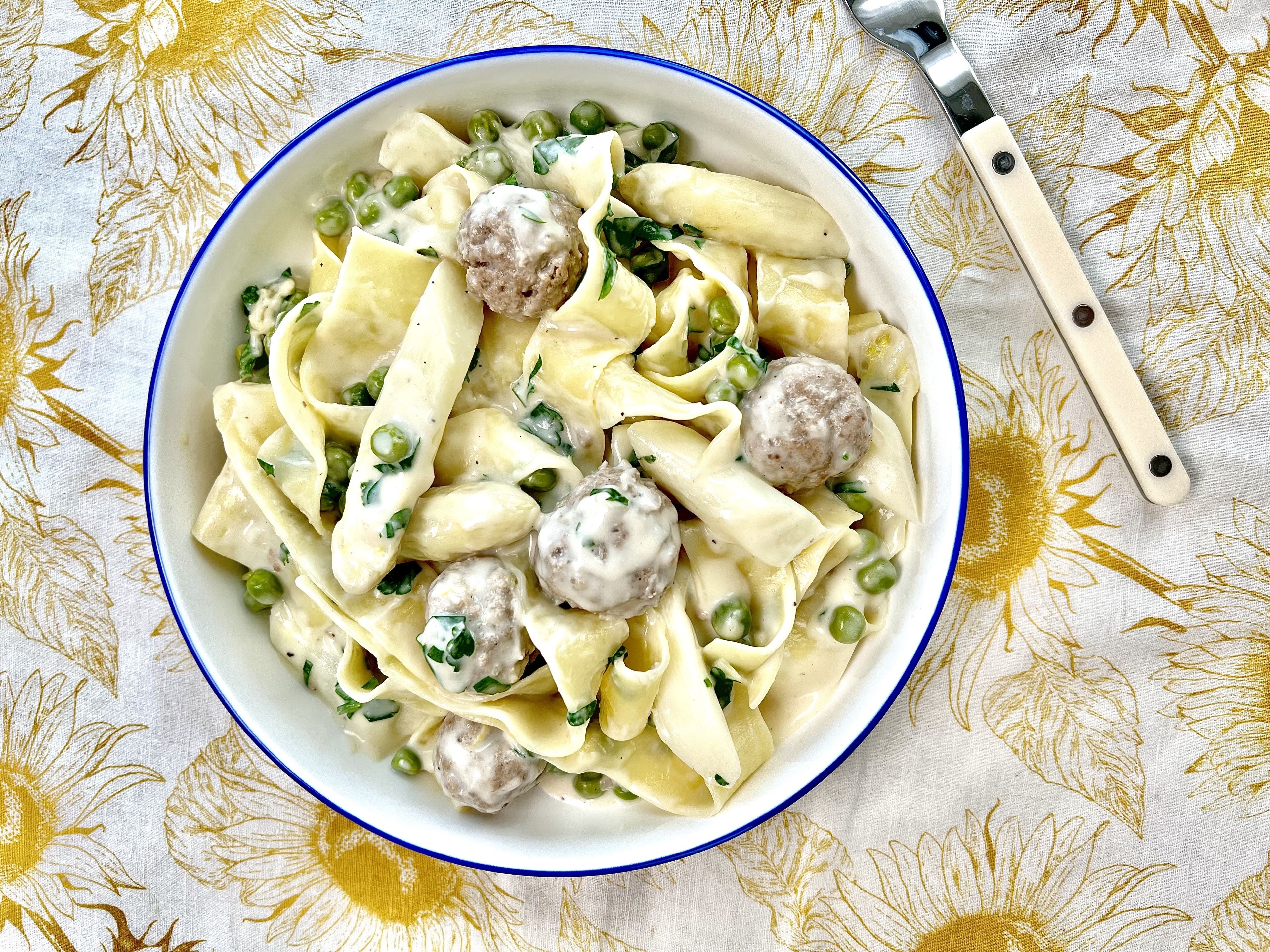 Asparagus pasta with meatballs